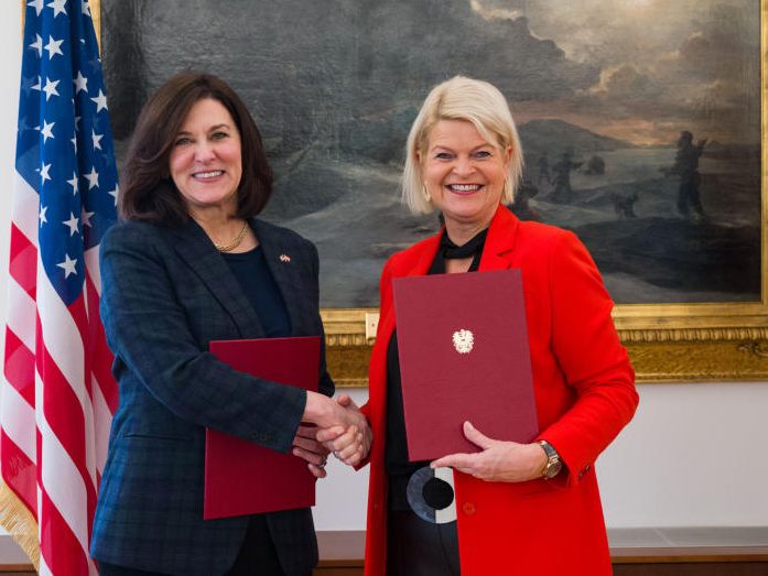 US-Botschafterin Victoria Reggie Kennedy und Verteidigungsministerin Klaudia Tanner (ÖVP) bei der Unterzeichnung eines "Memorandum of Understanding" zwischen Österreich und den USA. US-Botschafterin Victoria Reggie Kennedy und Verteidigungsministerin Klaudia Tanner (ÖVP) bei der Unterzeichnung eines "Memorandum of Understanding" zwischen Österreich und den USA.