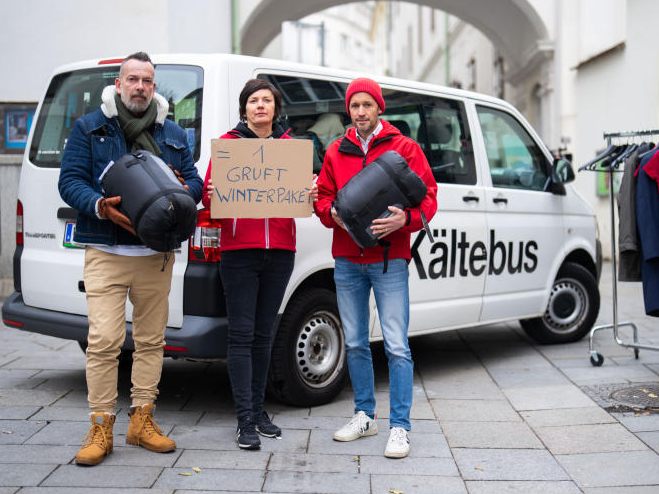 Ö3 Moderator Robert Kratky und die Caritas werben für Spenden für das Gruft-Winterpaket.