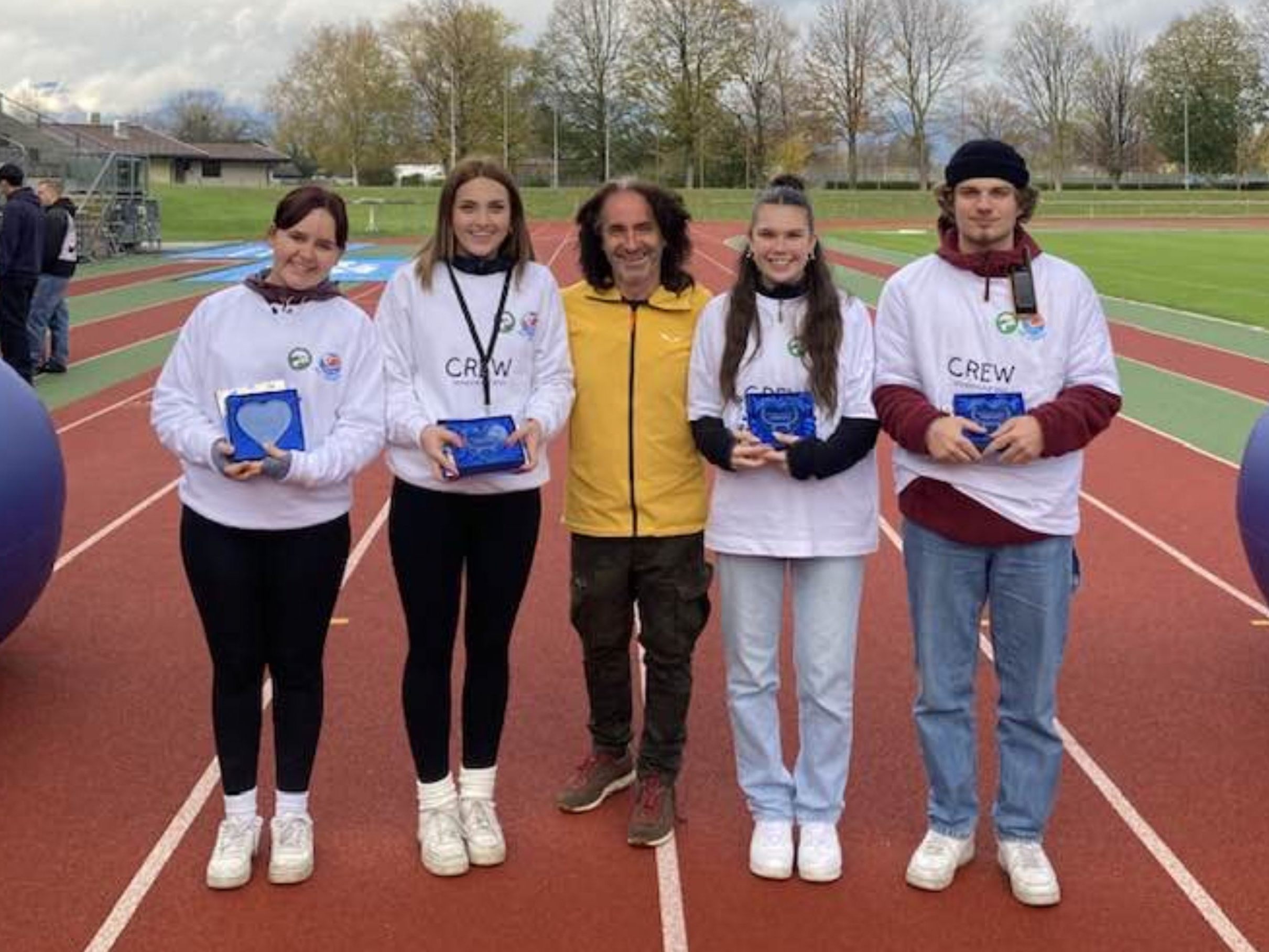 Stunde des Herzens Obmann Joe Fritsche übergab den Menschlichkeit-Awards an die vier Schüler, die den Spendenlauf organisiert hatten. Stunde des Herzens Obmann Joe Fritsche übergab den Menschlichkeit-Awards an die vier Schüler, die den Spendenlauf organisiert hatten.