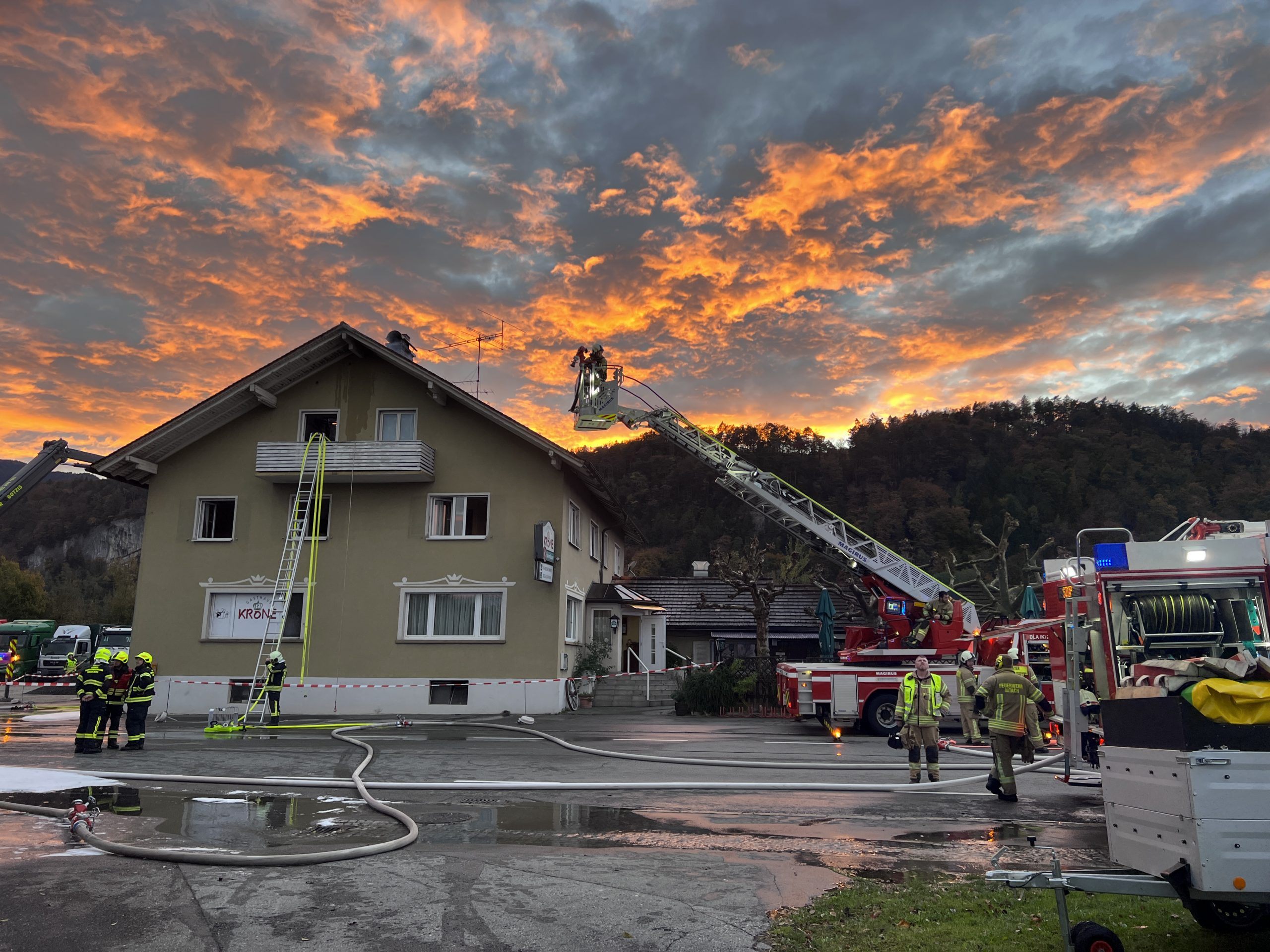 Beim Gasthof Krone kam es am Montagmorgen zu einem Großeinsatz der Feuerwehren. Beim Gasthof Krone kam es am Montagmorgen zu einem Großeinsatz der Feuerwehren.