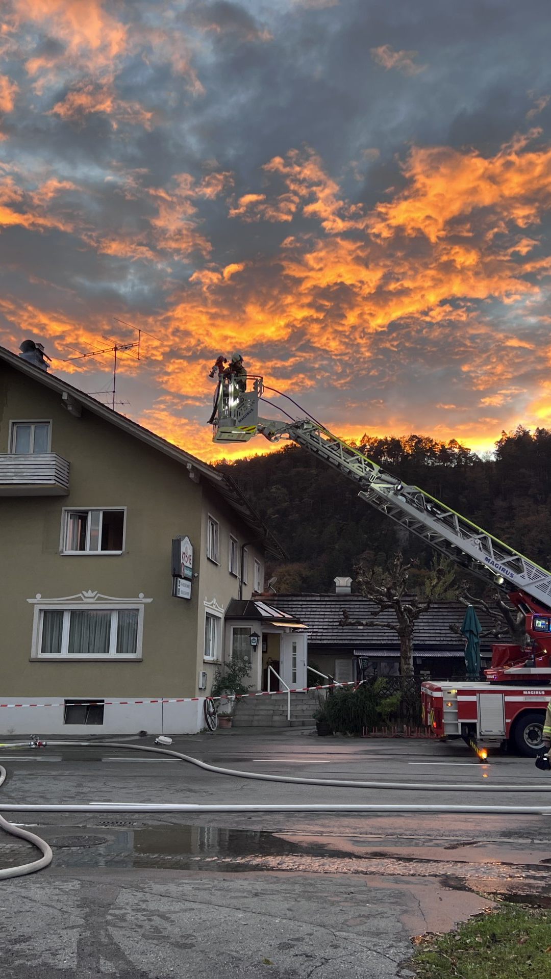 Beim Gasthof Krone kam es am Montagmorgen zu einem Großeinsatz der Feuerwehren.