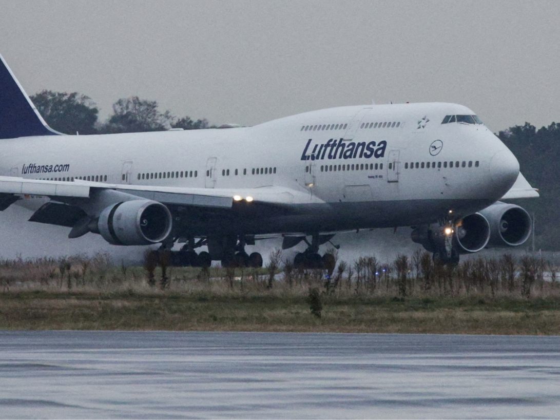 Mitglieder der Central Industrial Security Force (CISF) holten den Passagier am Flughafen Neu Dehli aus dem Flieger. Mitglieder der Central Industrial Security Force (CISF) holten den Passagier am Flughafen Neu Dehli aus dem Flieger.