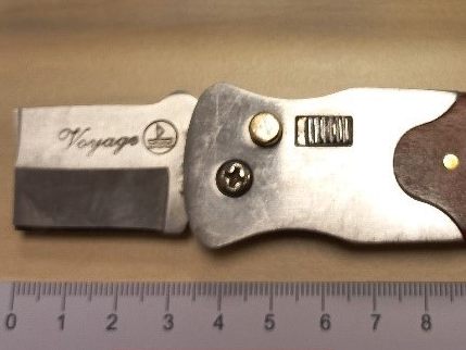 Der Ladendieb verletzte den Ladendetektiv mit einem Messer. Der Ladendieb verletzte den Ladendetektiv mit einem Messer.