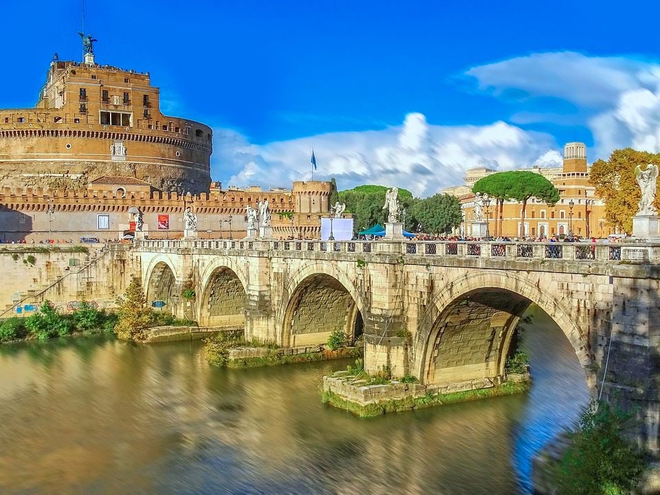 Ein Österreicher stürzte von einer Tiber-Brücke in Rom und starb. Ein Österreicher stürzte von einer Tiber-Brücke in Rom und starb.