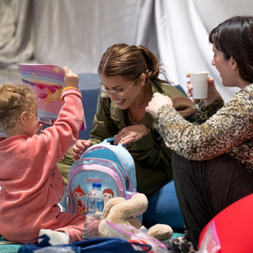 Nach der Freilassung einer Gruppe deutsch-israelischer Geiseln aus dem Gazastreifen versucht die Familie, wieder ins Leben zu finden.