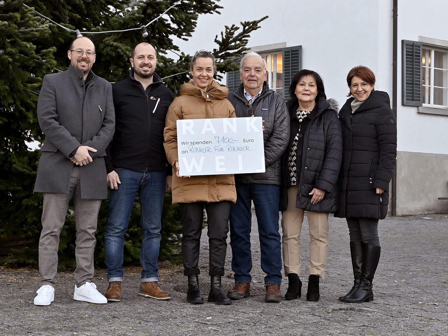 V.l.n.r.: Philipp Schnetzer und Marco Visintainer (Feuerwehr Rankweil), Gemeinderätin Karin Reith, Paul Frick vom Fröscha-Stammtisch, Andrea Gächter (Vinomna Apotheke) und Juliane Nigg-Unterhiner (Marktgemeinde Rankweil) bei der Übergabe der Weihnachtsspende an „Rankler für Rankler“.