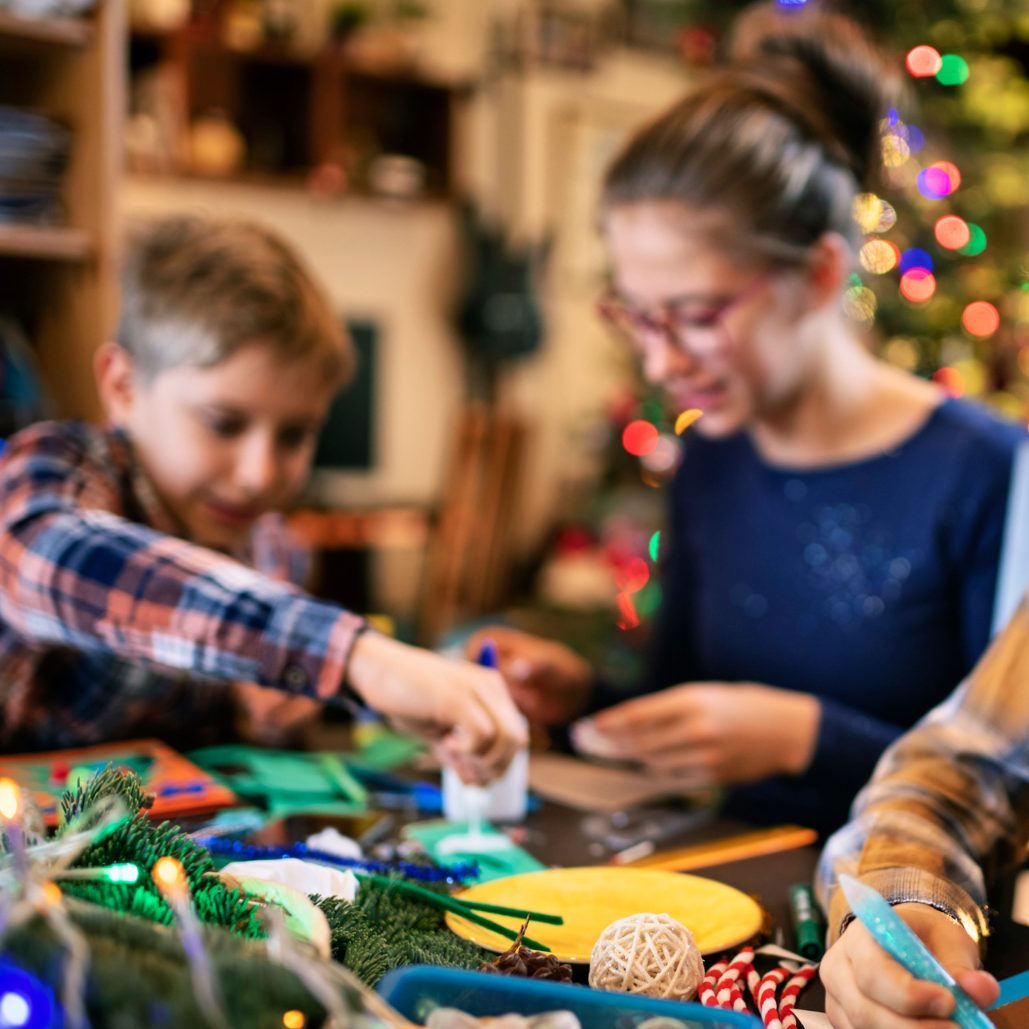 Dieses Jahr können Sie Ihren Weihnachtsbaum mit selbstgemachtem Christbaumschmuck zu einem besonderen Blickfang machen.