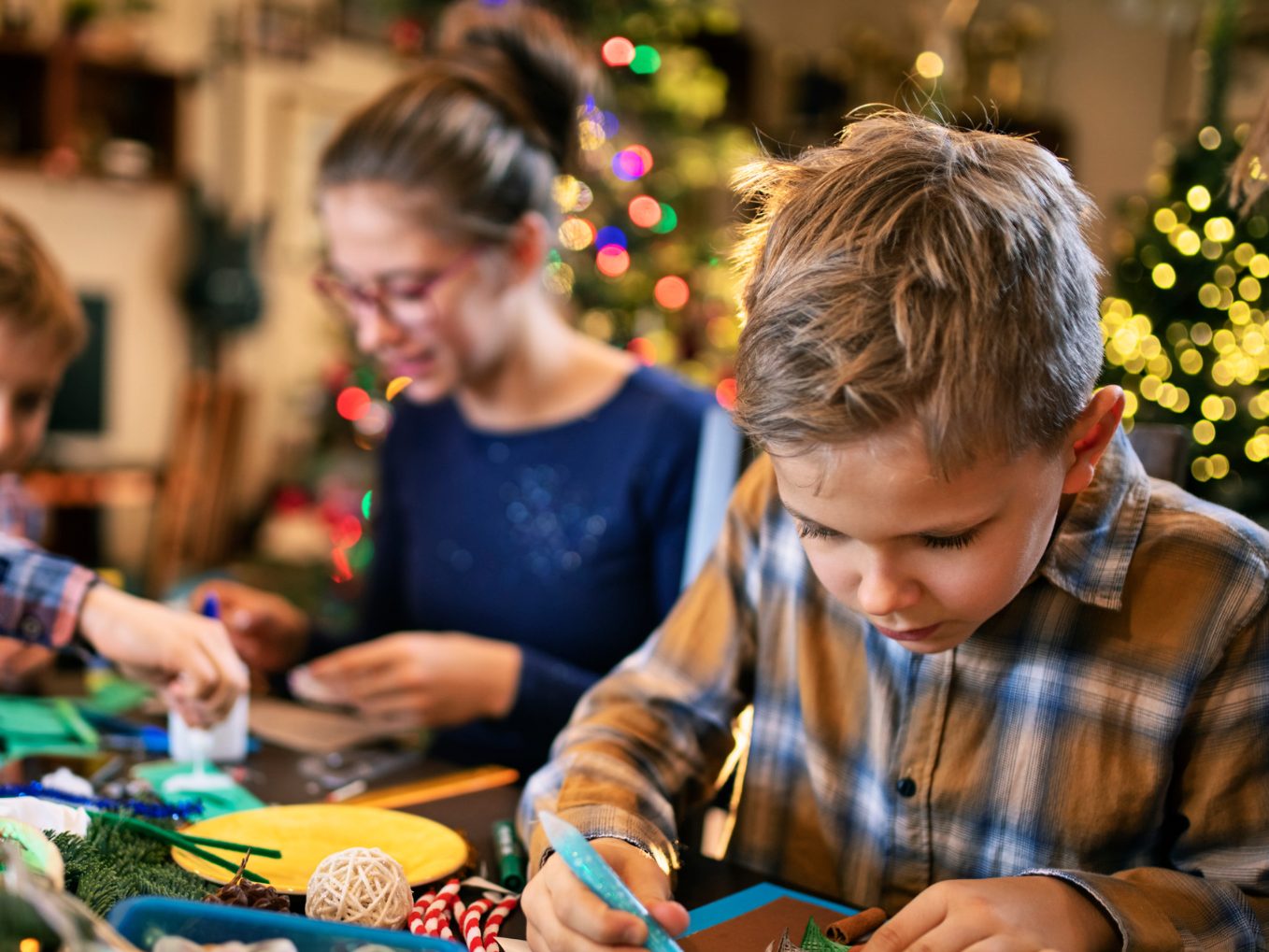 Dieses Jahr können Sie Ihren Weihnachtsbaum mit selbstgemachtem Christbaumschmuck zu einem besonderen Blickfang machen. Dieses Jahr können Sie Ihren Weihnachtsbaum mit selbstgemachtem Christbaumschmuck zu einem besonderen Blickfang machen.