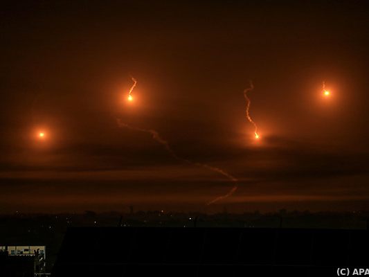 Israelische Leuchtraketen am über Khan Yunis im südlichen Gazastreifen