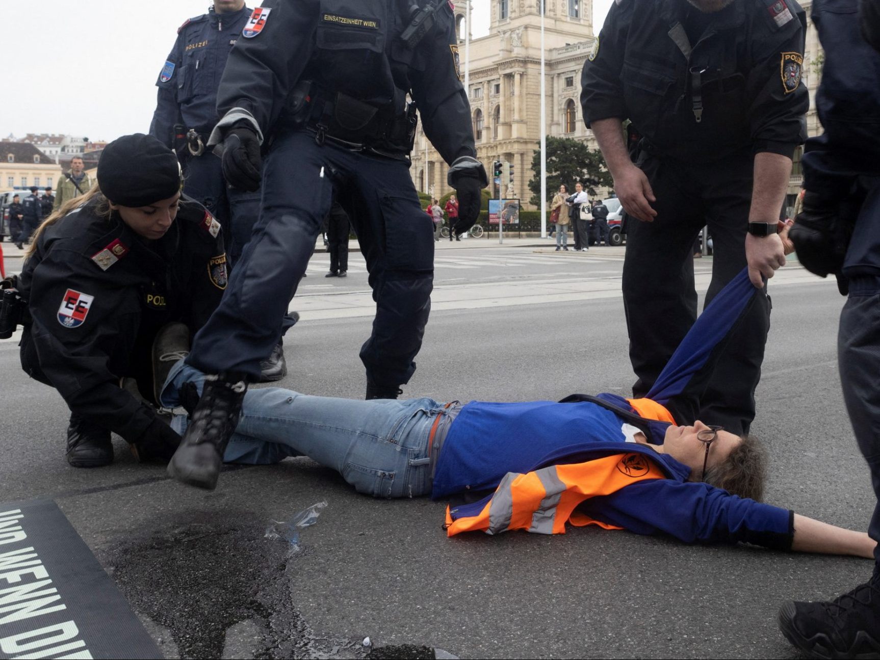 Eine Mehrheit der Österreicher spricht sich für die Bestrafung von Klimaaktivisten aus.