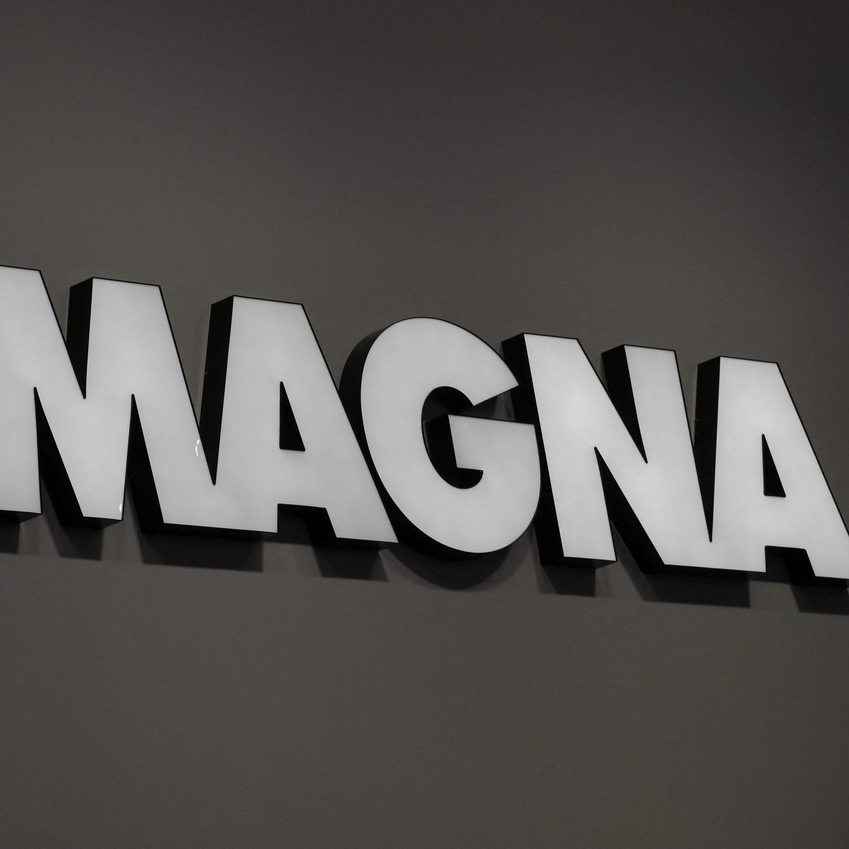 Ein Magna-Werk wird "temporär" auf Einschichtbetrieb gekürzt.