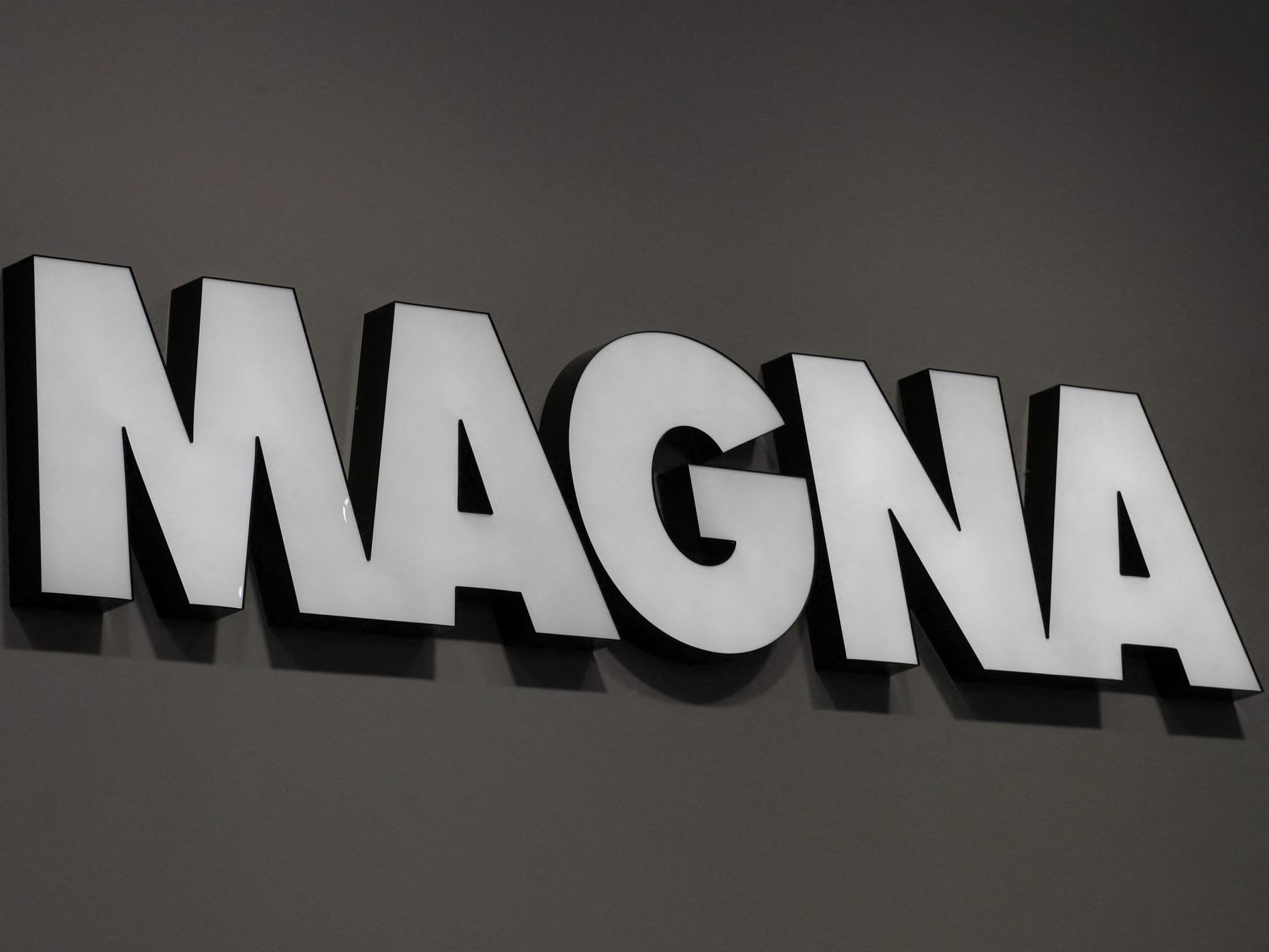 Ein Magna-Werk wird "temporär" auf Einschichtbetrieb gekürzt. Ein Magna-Werk wird "temporär" auf Einschichtbetrieb gekürzt.