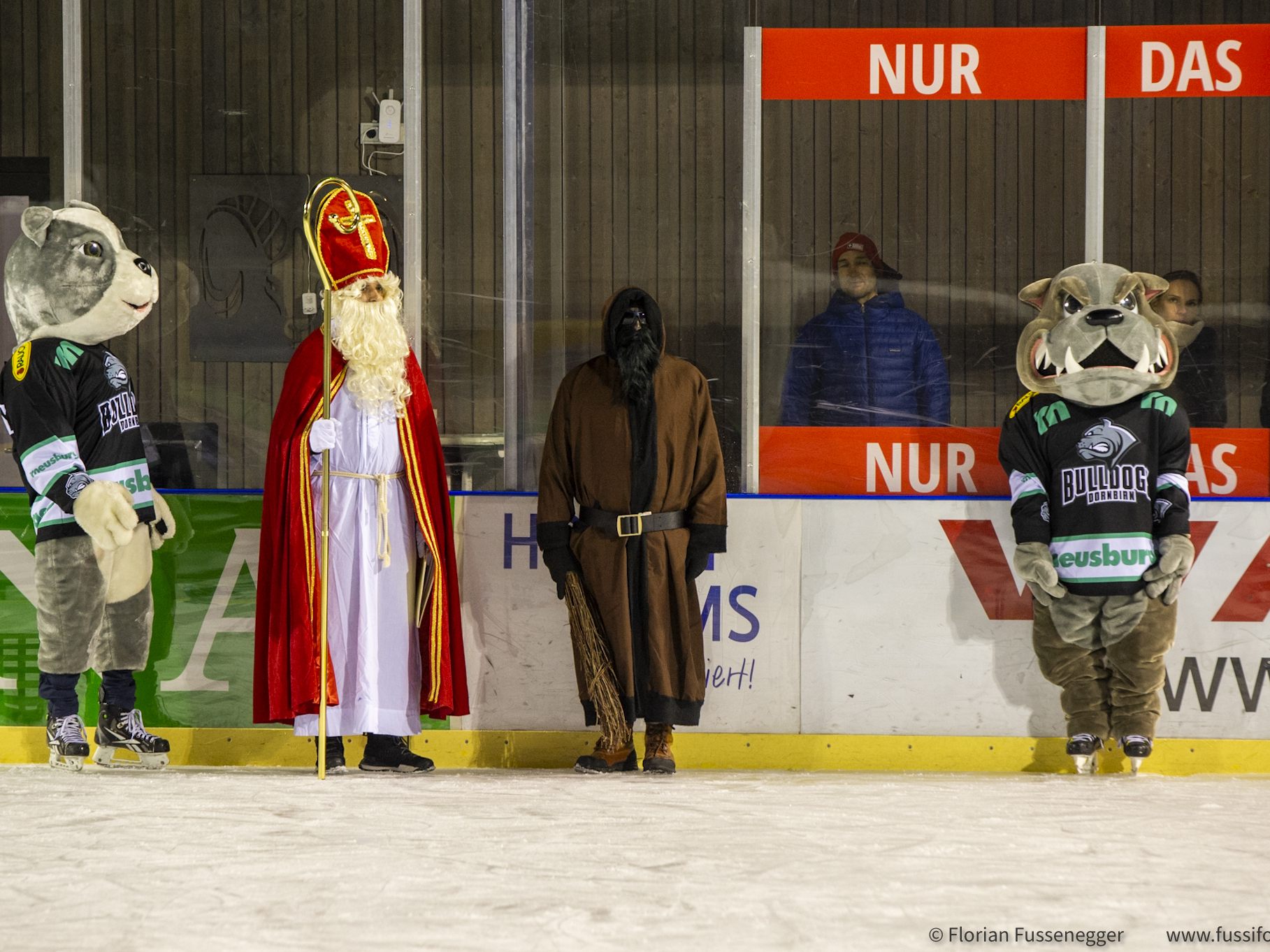 Der Nikolaus überraschte die Eishockey-Youngsters am Eisplatz in Hohenems Der Nikolaus überraschte die Eishockey-Youngsters am Eisplatz in Hohenems