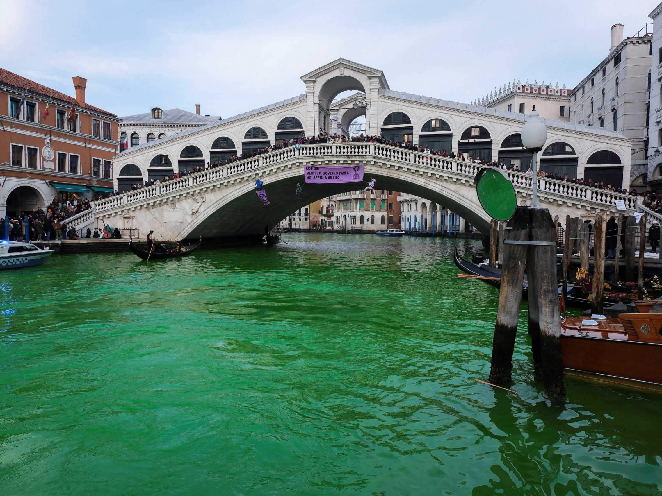 Plötzlich leuchtete der Canal Grande in Venedig grün. Plötzlich leuchtete der Canal Grande in Venedig grün.