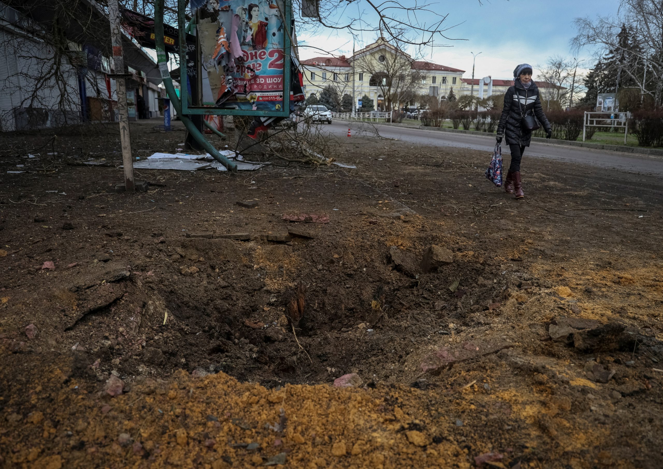 Nach einem Angriff auf die Stadt Cherson in der Ukraine blieb ein großes Loch im Boden zurück. Nach einem Angriff auf die Stadt Cherson in der Ukraine blieb ein großes Loch im Boden zurück.