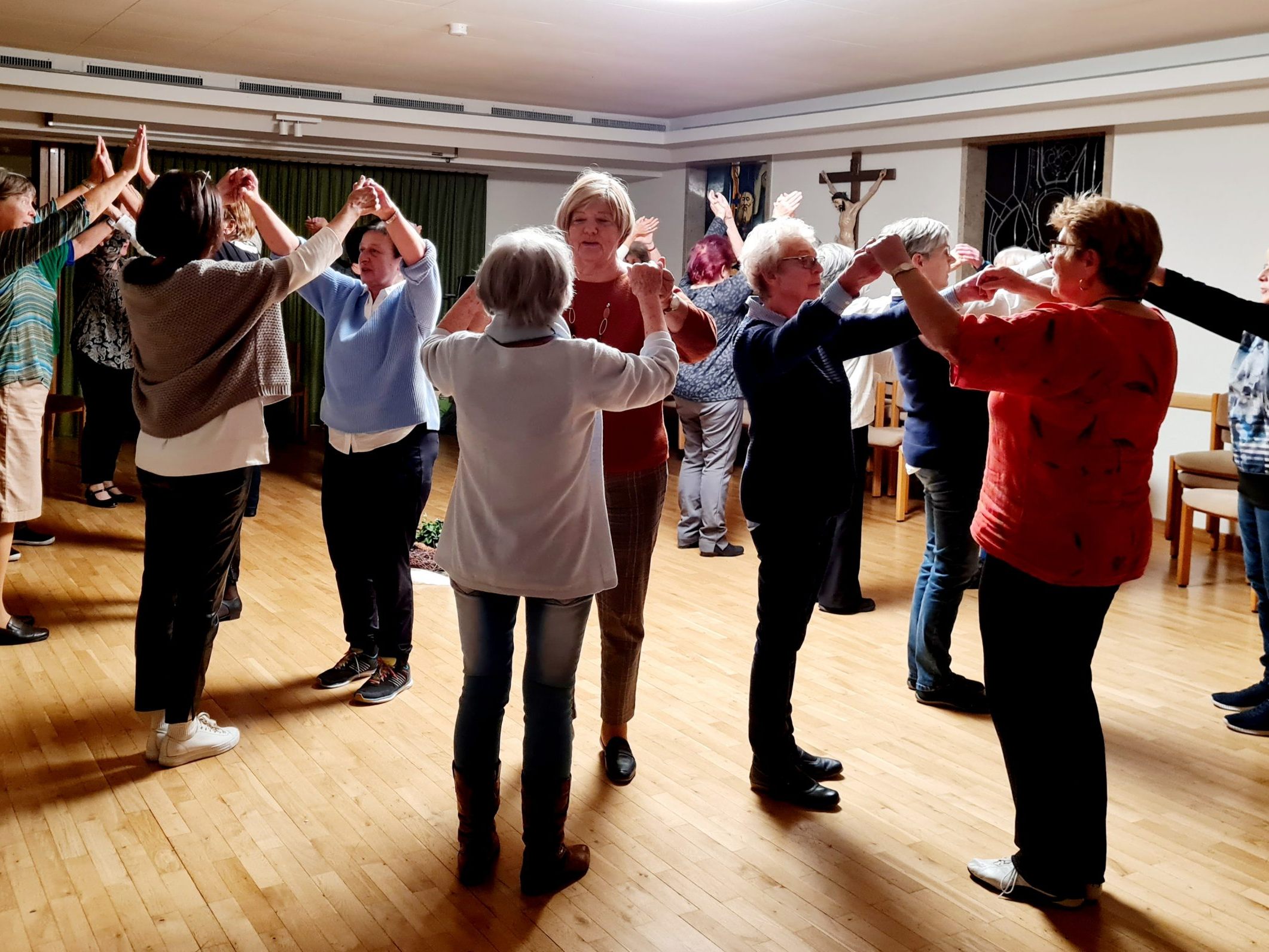 Die Tanzleiterinnen tanzten den meditativen Singtanz: "Von Mensch zu Mensch eine Brücke bauen".