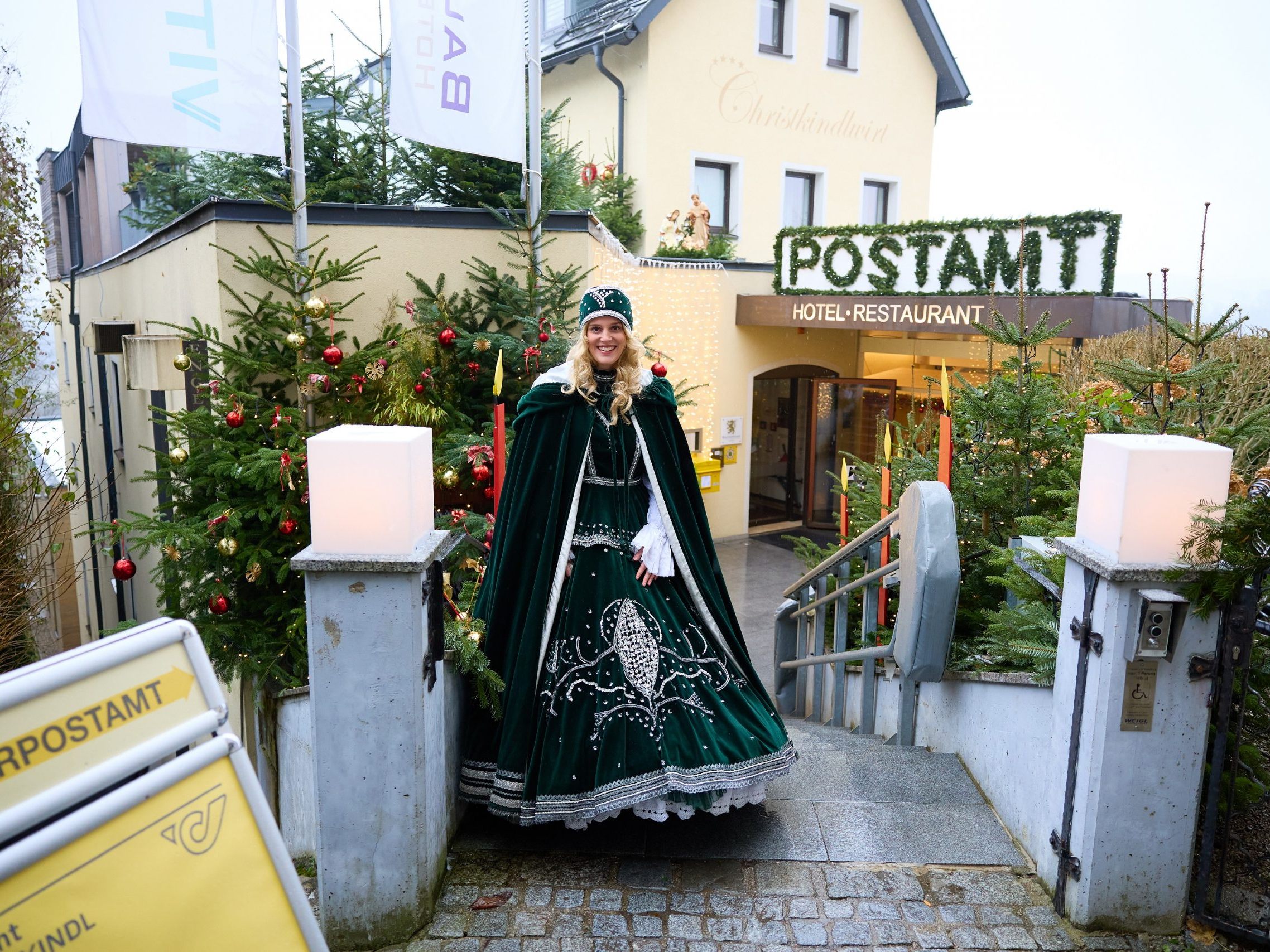 Das "Christkindl" vor dem Sonderpostamt Christkindl in Steyr. Das "Christkindl" vor dem Sonderpostamt Christkindl in Steyr.