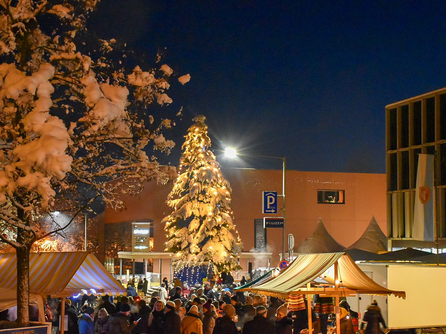 Lochauer Weihnachtsmarkt 2023 mit Illuminierung des Baumes Lochauer Weihnachtsmarkt 2023 mit Illuminierung des Baumes