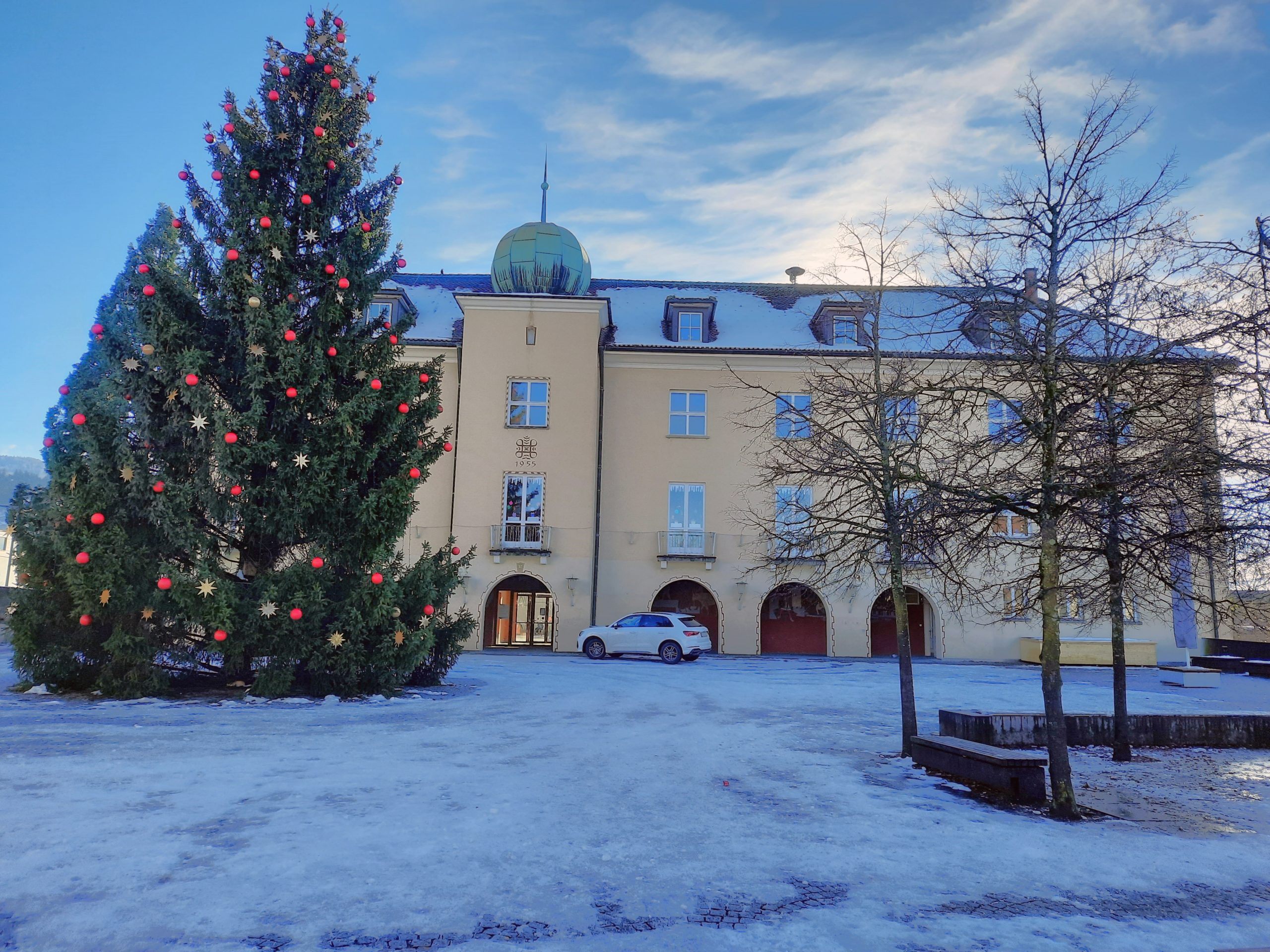 Der mächtige Hörbranzer Weihnachtsbaum steht an prominenter Stelle, wo am 16. Dezember gleich zwei Märkte stattfinden.