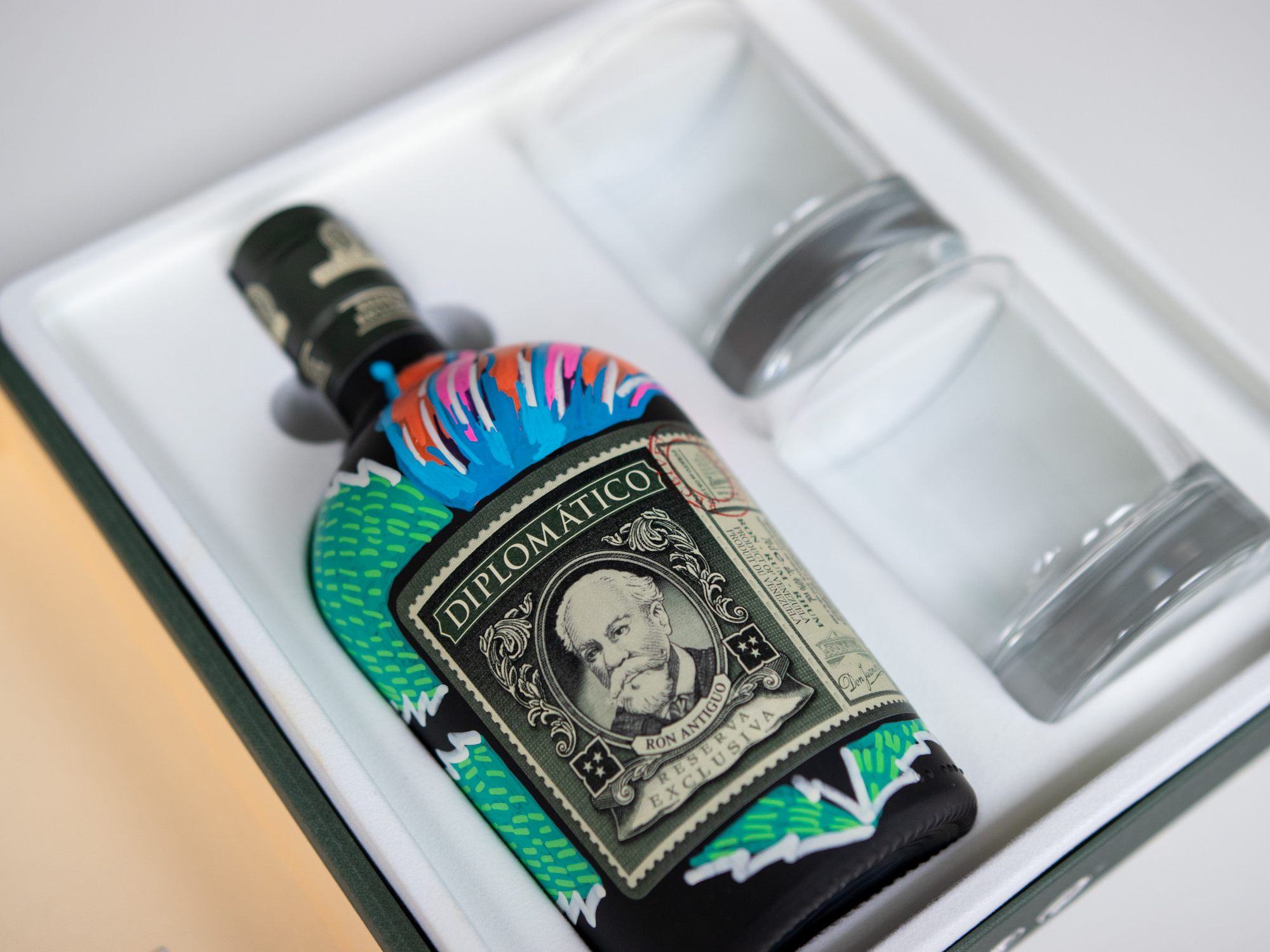 Wir verlosen eine limitierte handbemalte Flasche Reserva Exclusiva von Diplomático. Wir verlosen eine limitierte handbemalte Flasche Reserva Exclusiva von Diplomático.
