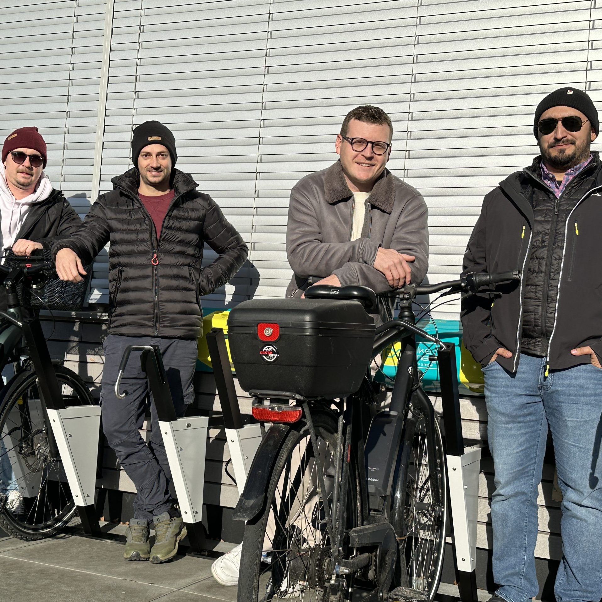 Das Team von "fourown" beim innovativen Fahrradständer.