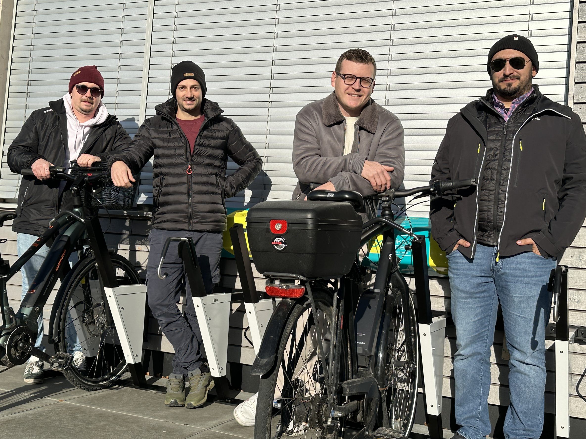 Das Team von "fourown" beim innovativen Fahrradständer.