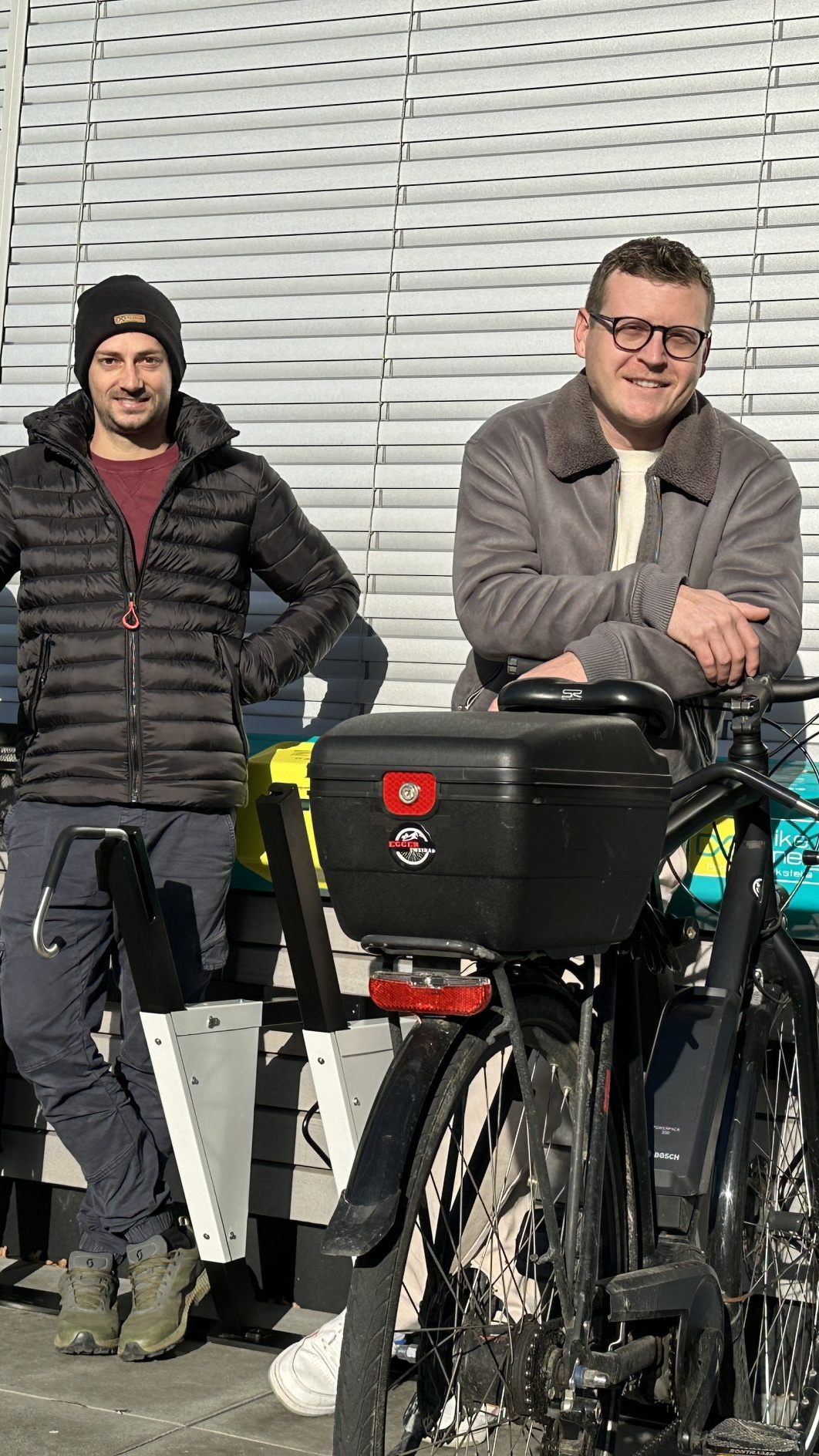 Das Team von "fourown" beim innovativen Fahrradständer.