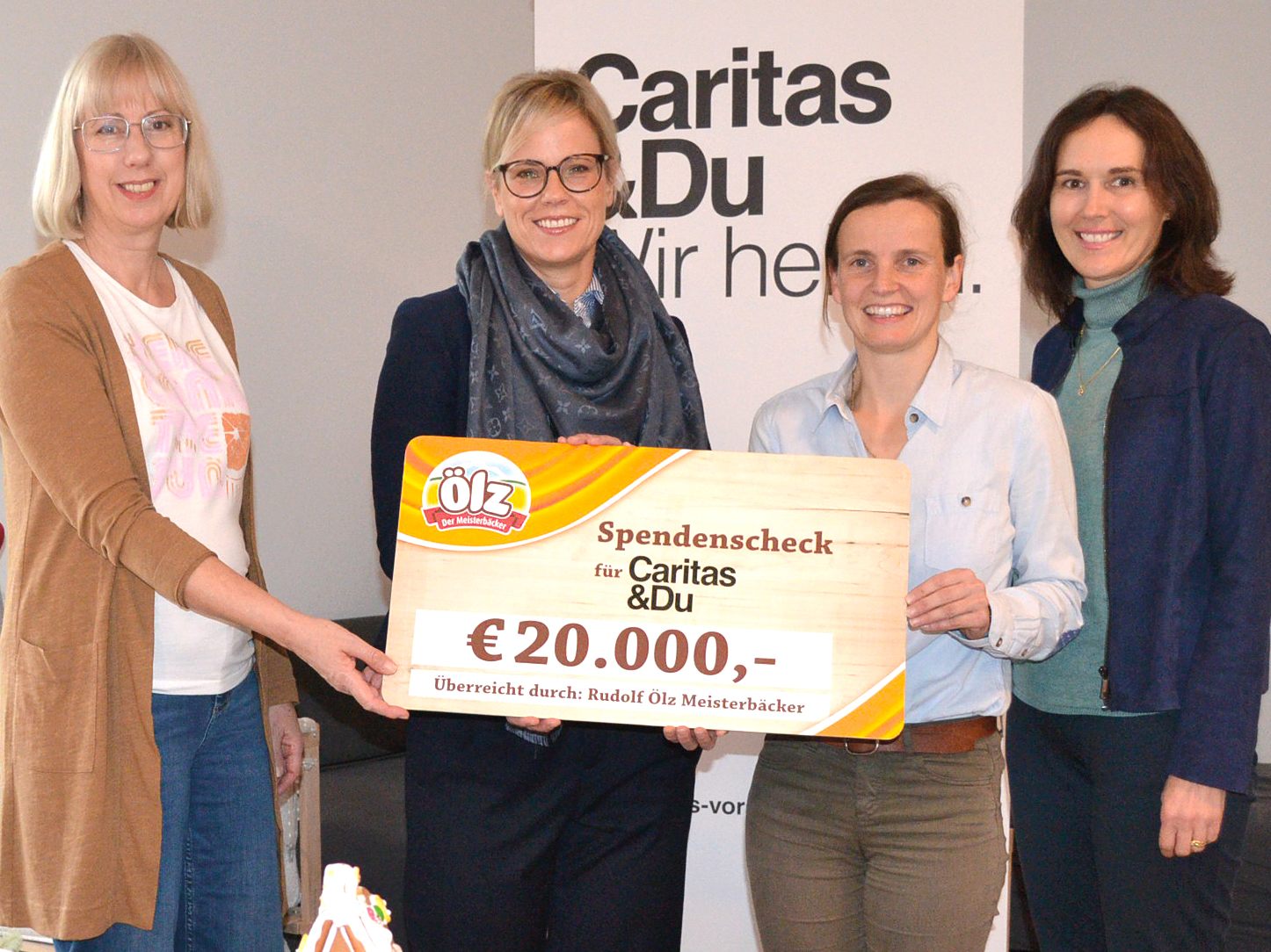 Ein Freudentag im Haus Mutter & Kind: Doris Wendel und Carolin Dobler von Ölz Meisterbäcker übergaben einen Spendenscheck in Höhe von 20.000 Euro an Heidi Dolensky (Fundraising Caritas) sowie MuKi-Leiterin Doris Müller. Ein Freudentag im Haus Mutter & Kind: Doris Wendel und Carolin Dobler von Ölz Meisterbäcker übergaben einen Spendenscheck in Höhe von 20.000 Euro an Heidi Dolensky (Fundraising Caritas) sowie MuKi-Leiterin Doris Müller.