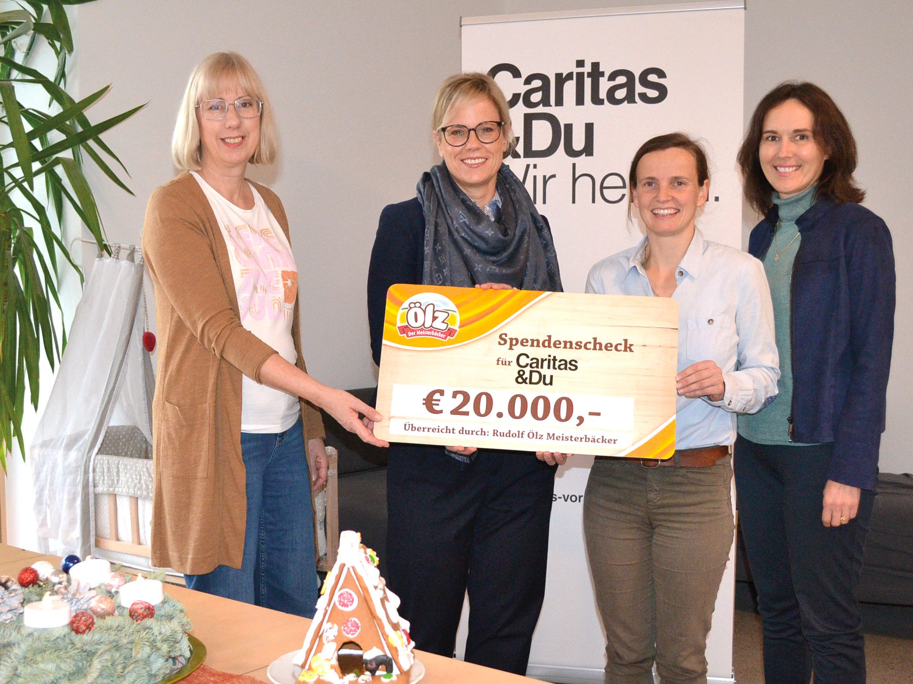 Ein Freudentag im Haus Mutter & Kind: Doris Wendel und Carolin Dobler vom Familienunternehmen Ölz der Meisterbäcker übergaben einen Spendenscheck in Höhe von 20.000 Euro an Heidi Dolensky (Fundraising Caritas) sowie MuKi-Leiterin Doris Müller. Ein Freudentag im Haus Mutter & Kind: Doris Wendel und Carolin Dobler vom Familienunternehmen Ölz der Meisterbäcker übergaben einen Spendenscheck in Höhe von 20.000 Euro an Heidi Dolensky (Fundraising Caritas) sowie MuKi-Leiterin Doris Müller.