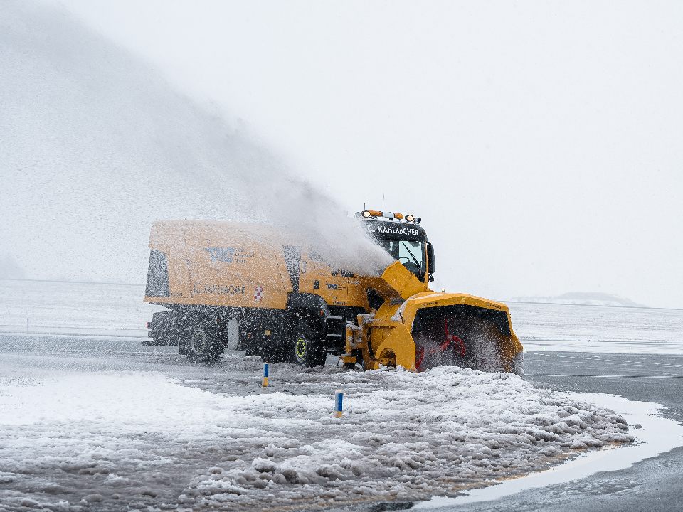 1.500 Lkw-Ladungen an Schnee wurden auf dem Flughafen Wien abtransportiert. 1.500 Lkw-Ladungen an Schnee wurden auf dem Flughafen Wien abtransportiert.
