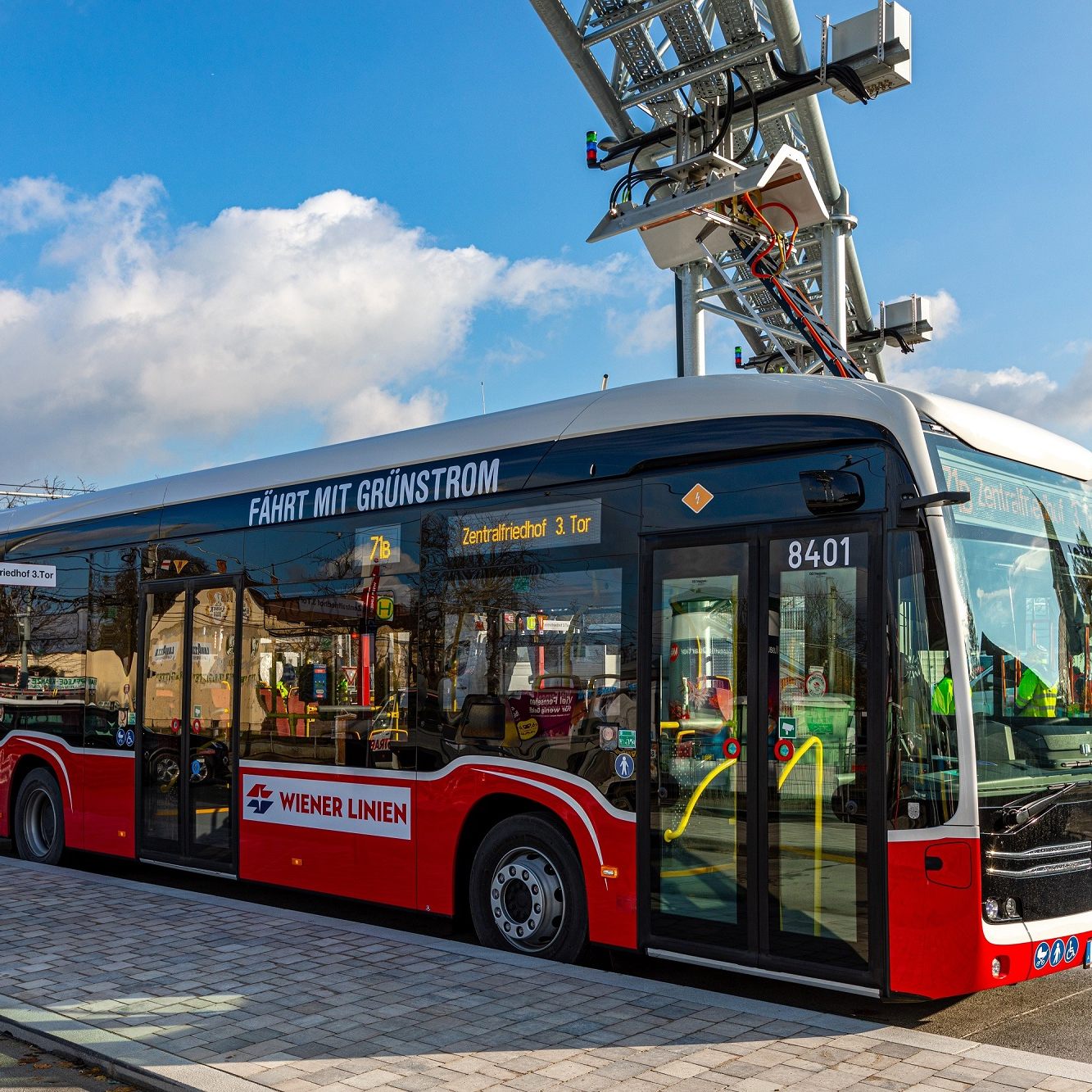 Der neue E-Bus der Wiener Linien an der Haltestelle und Ladestation "Zentralfriedhof 3. Tor".