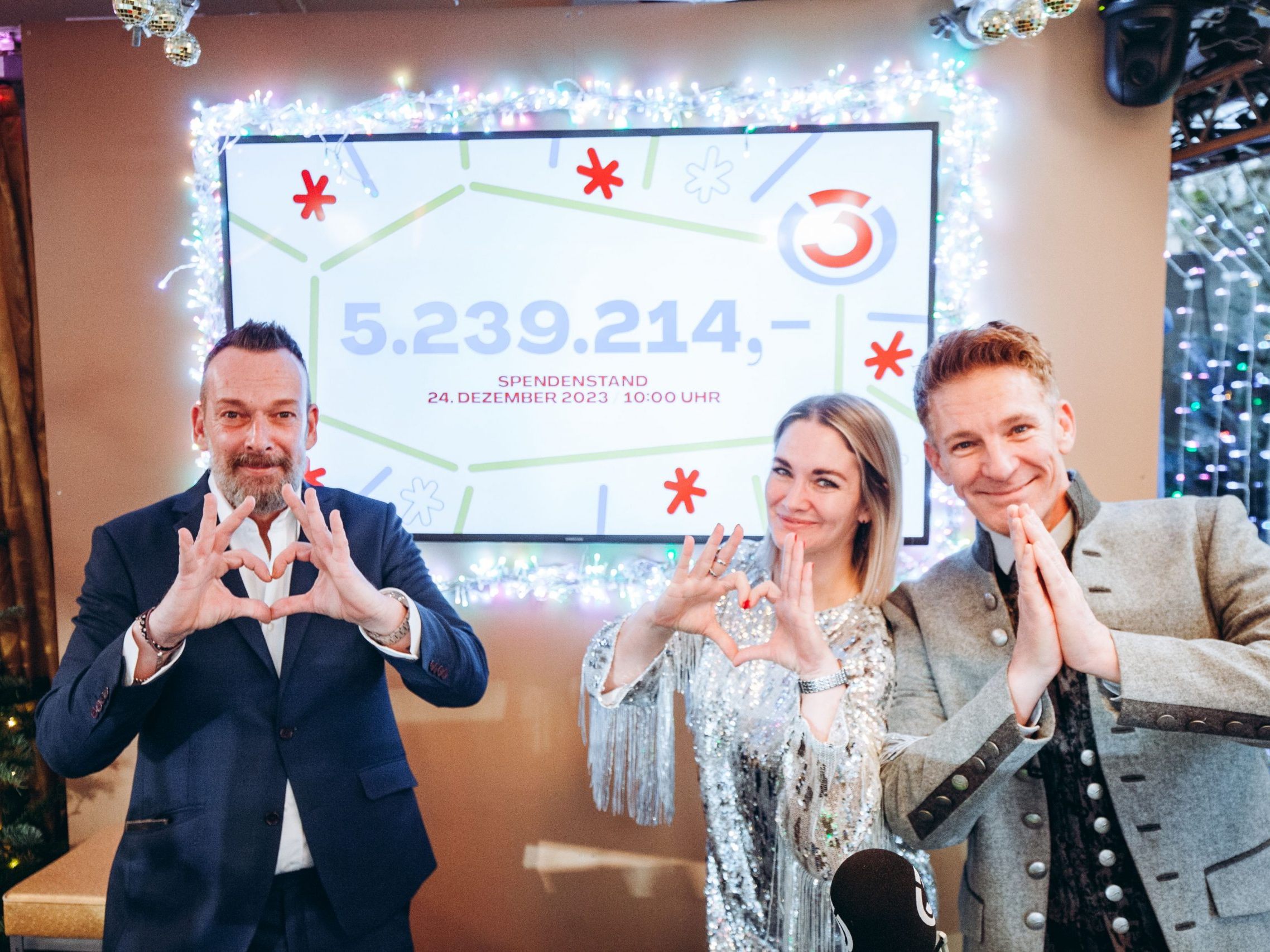 Die Ö3-Gemeinde spendete beim Weihnachtswunder 2023 über 5,2 Mio. Euro für Familien in Not. Die Ö3-Gemeinde spendete beim Weihnachtswunder 2023 über 5,2 Mio. Euro für Familien in Not.