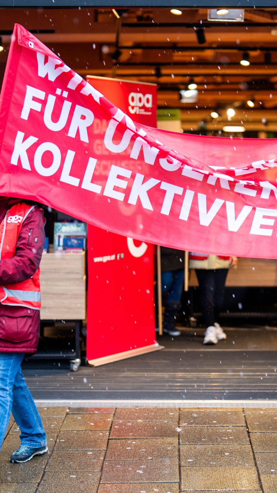 Im Handel drohen bei keiner Einigung weitere Warnstreiks.