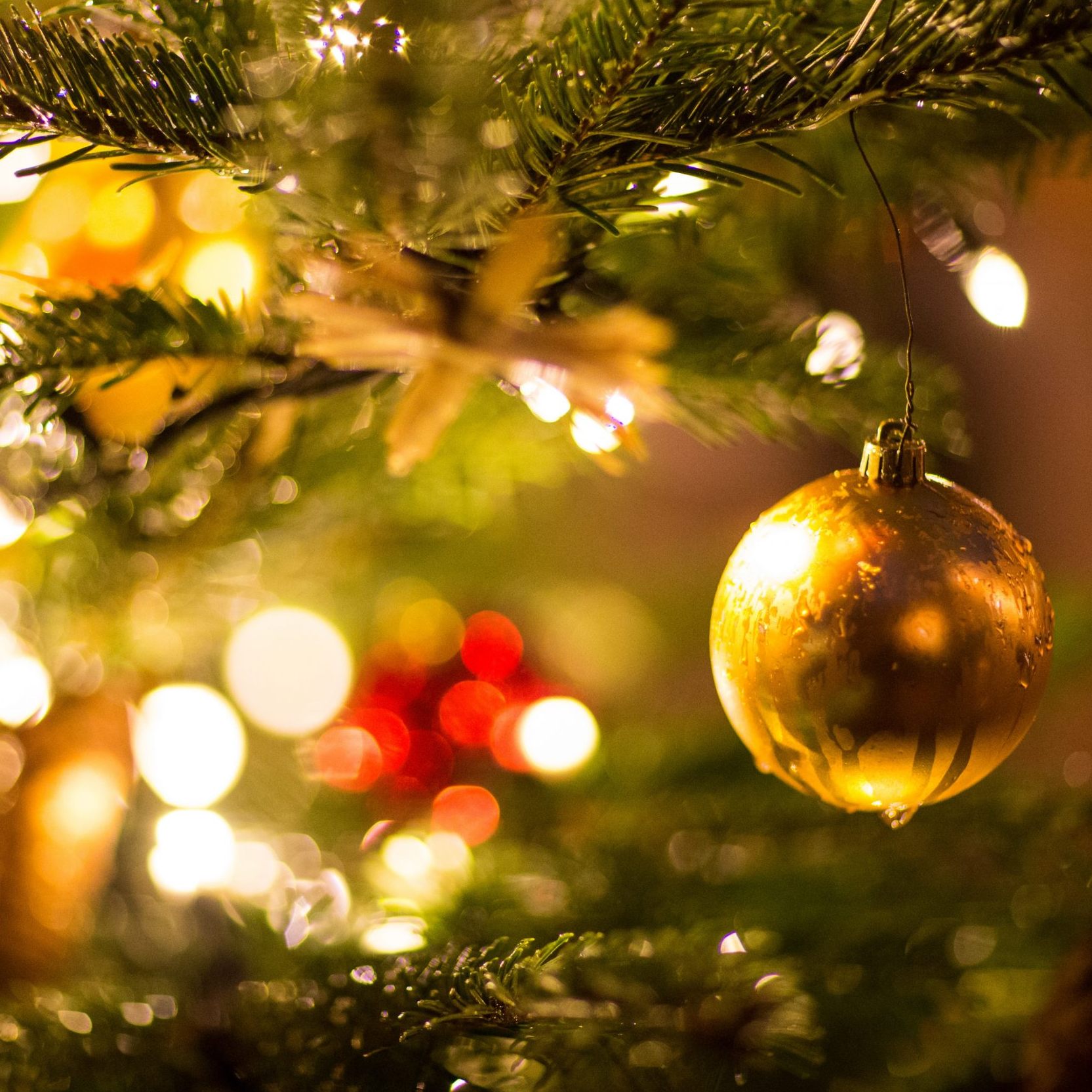 4 von 10 schenken zu Weihnachten weniger.