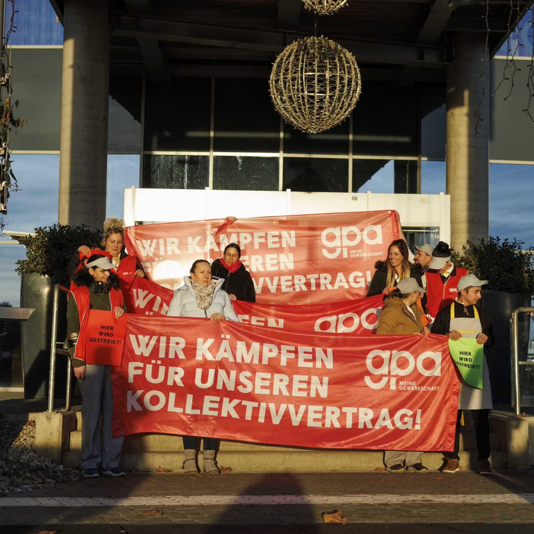 "Wir kämpfen für unseren Kollektivvertrag!" ist hier zu lesen.