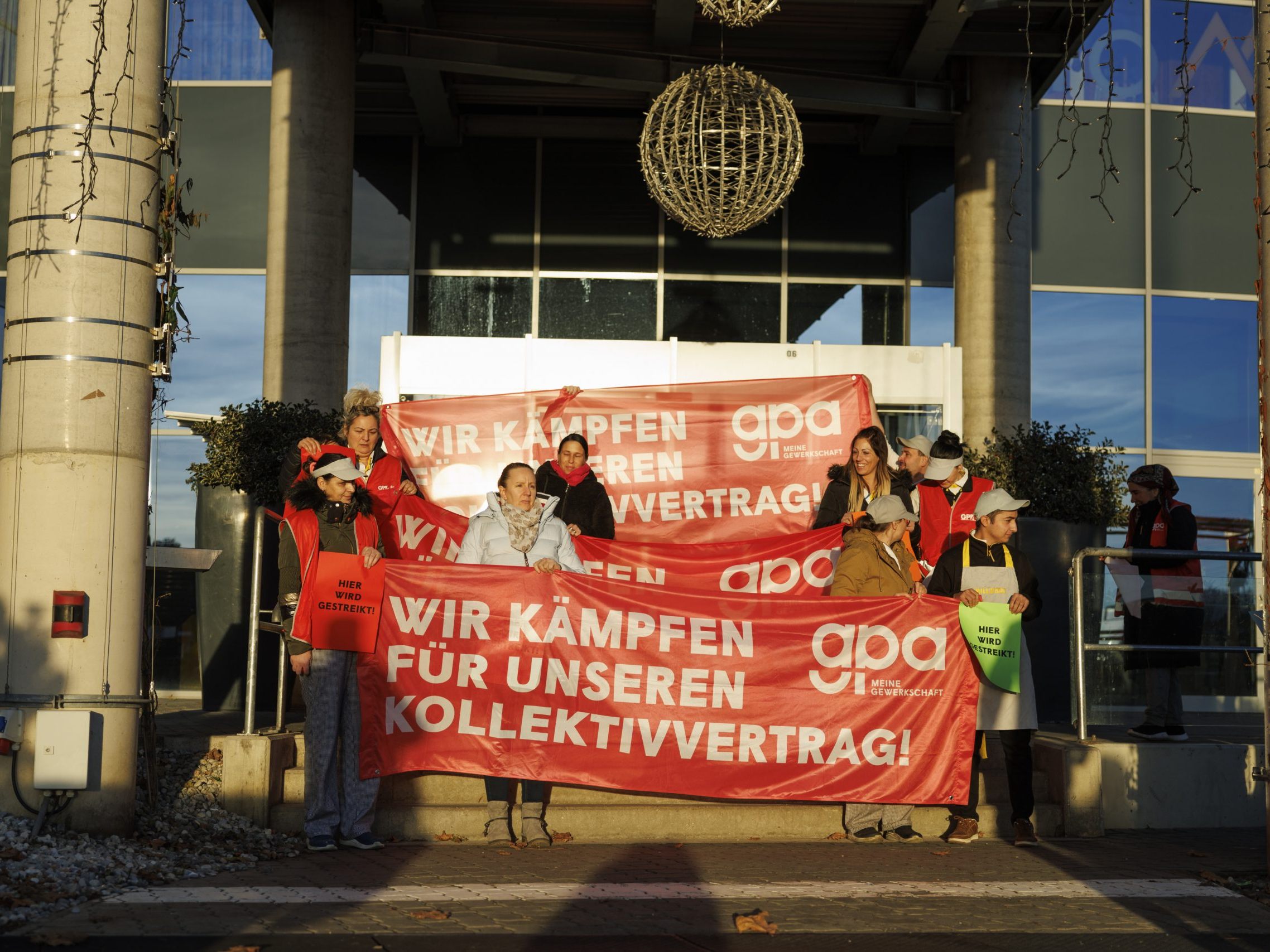 "Wir kämpfen für unseren Kollektivvertrag!" ist hier zu lesen. "Wir kämpfen für unseren Kollektivvertrag!" ist hier zu lesen.