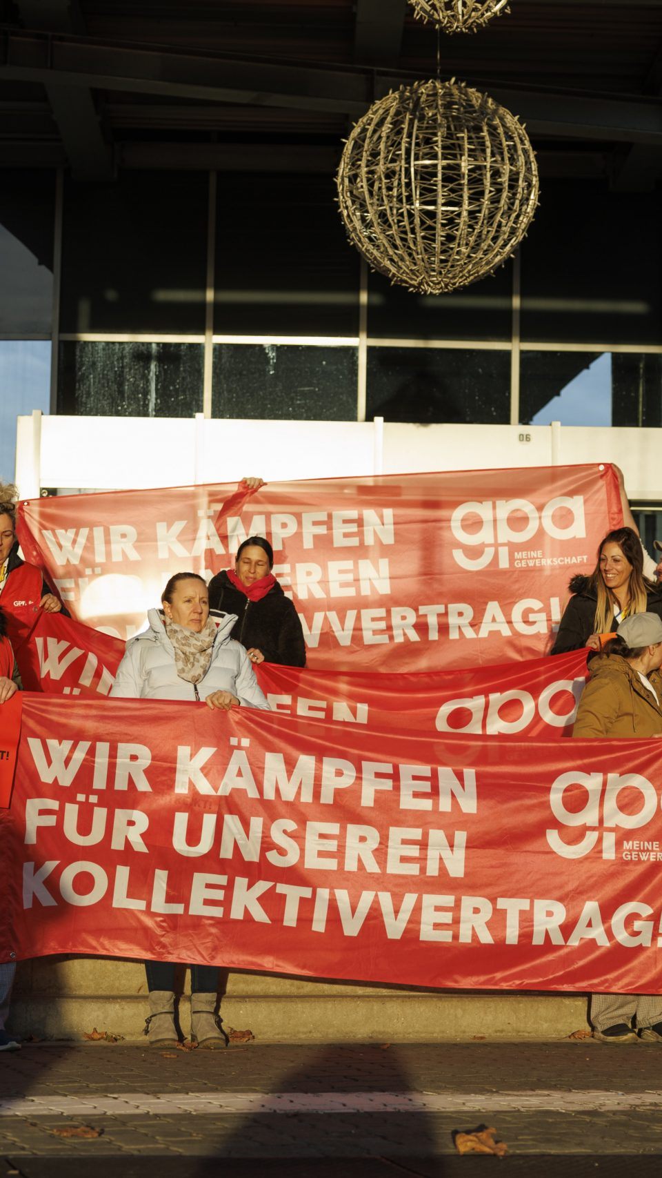 "Wir kämpfen für unseren Kollektivvertrag!" ist hier zu lesen.