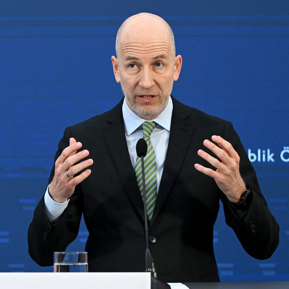 Die Regierung diskutiert über den Wandel am Arbeitsmarkt.