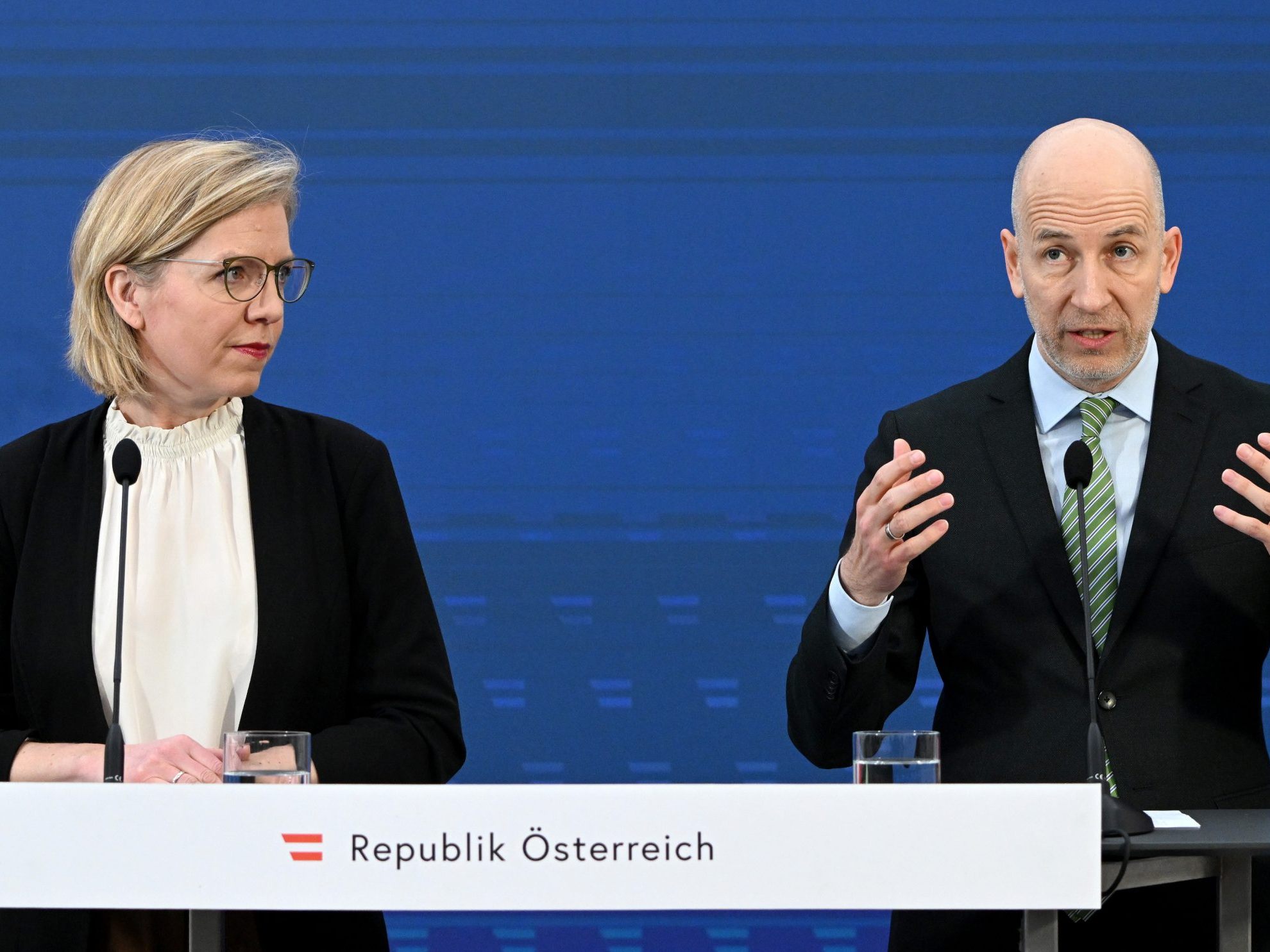Die Regierung diskutiert über den Wandel am Arbeitsmarkt.