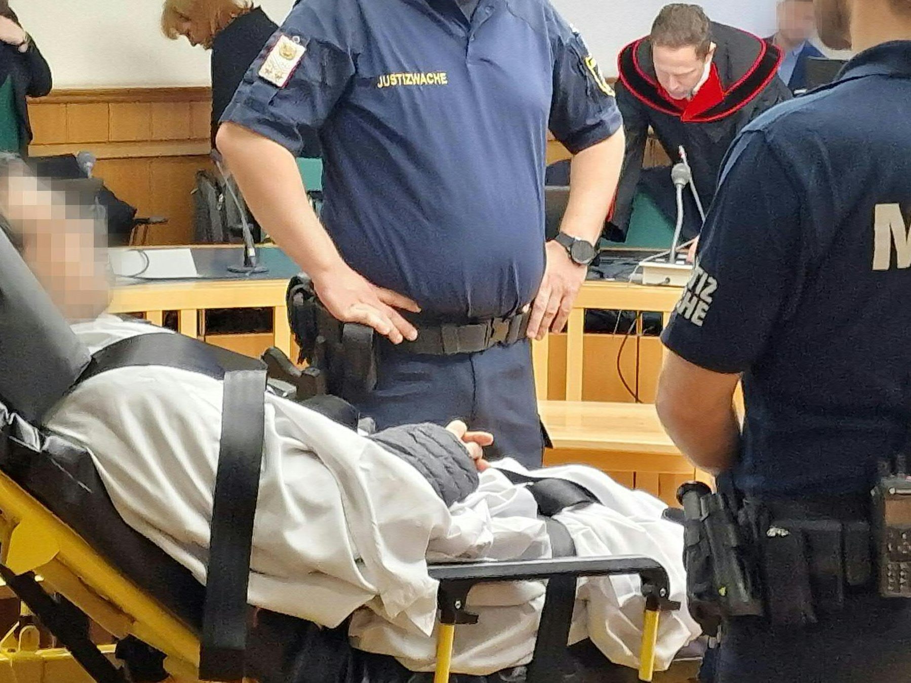 Der Angeklagte ist von der Hüfte abwärts gelähmt. Der Angeklagte ist von der Hüfte abwärts gelähmt.