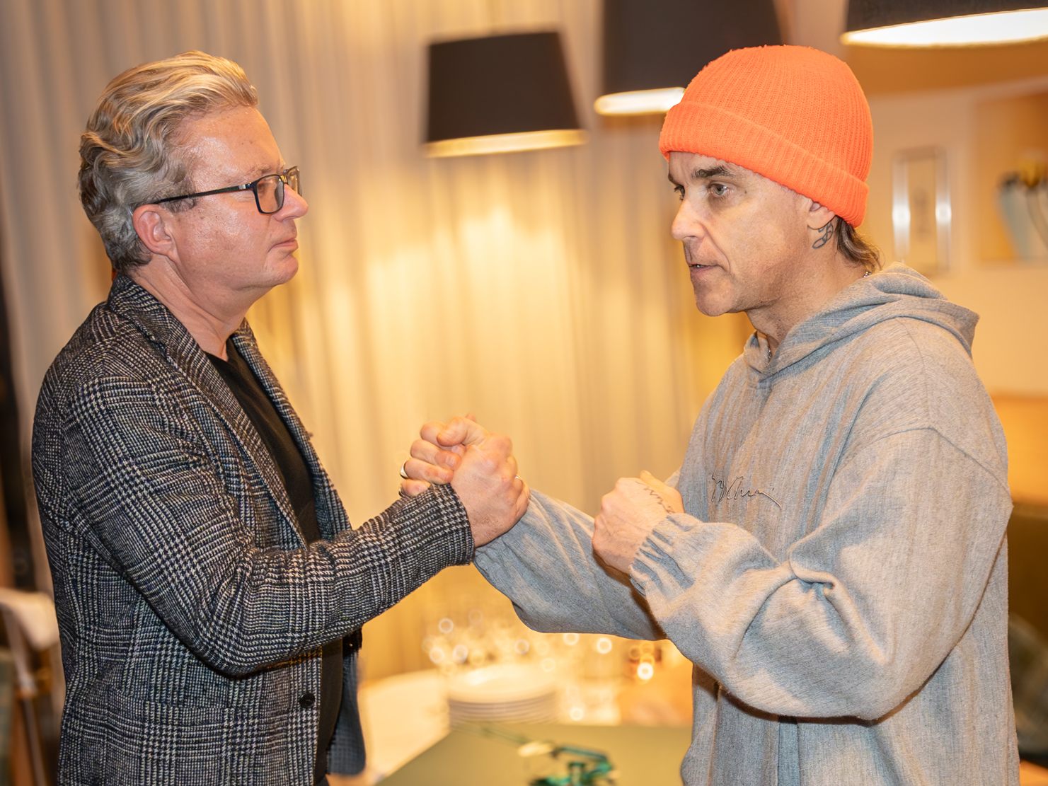 LH Christopher Drexler begrüßt Robbie Williams. LH Christopher Drexler begrüßt Robbie Williams.