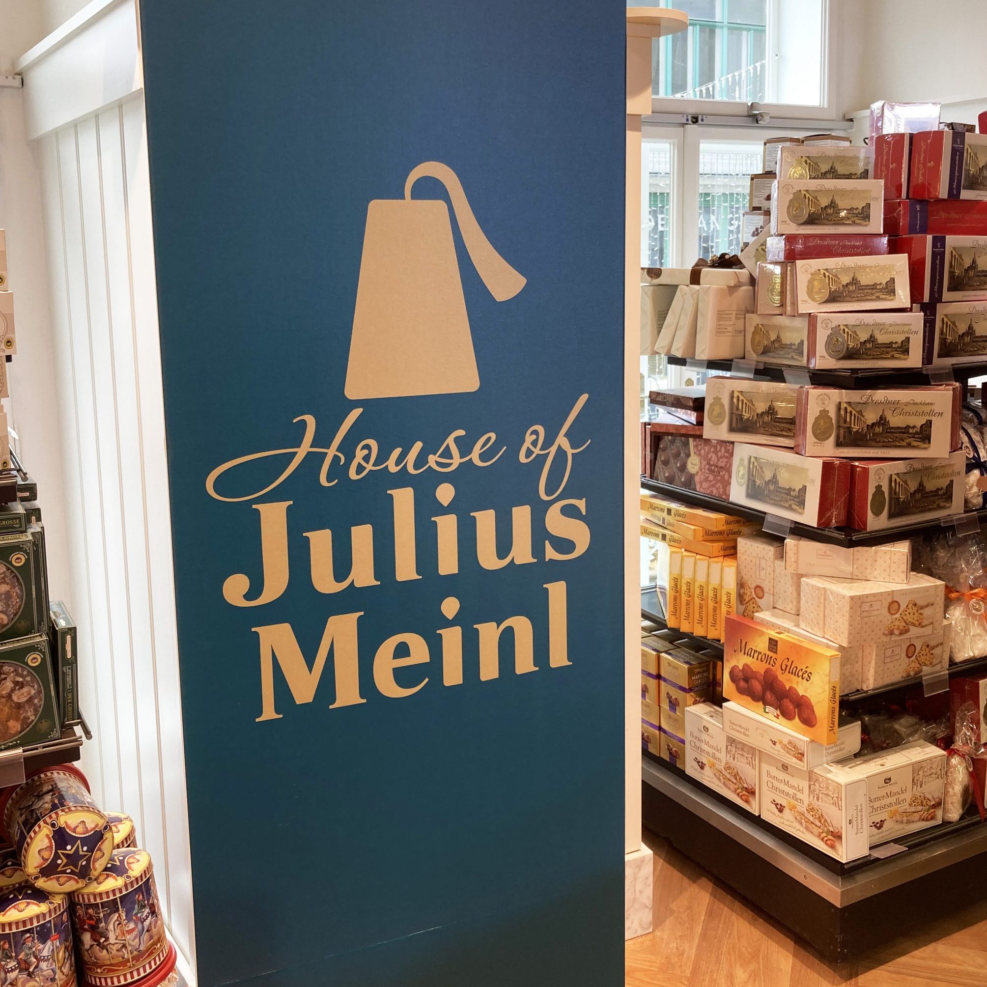 In dem Gebäude ist auch das Geschäft "Meinl am Graben" zu finden.