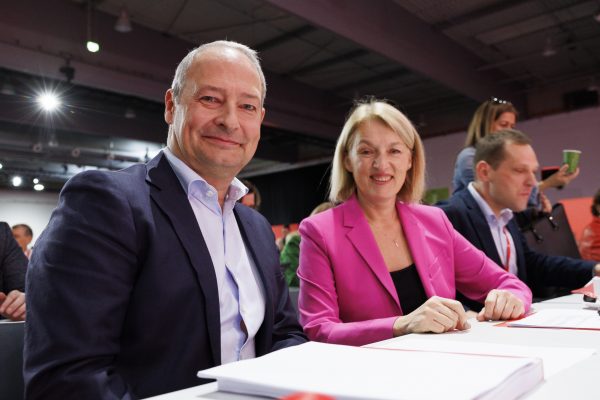  Die EU-Spitzenkandidaten Andreas Schieder (SPÖ /links) und Evelyn Regner (SPÖ) während des SPÖ Bundesparteitags am Sonntag, 12. November 2023, in Graz.