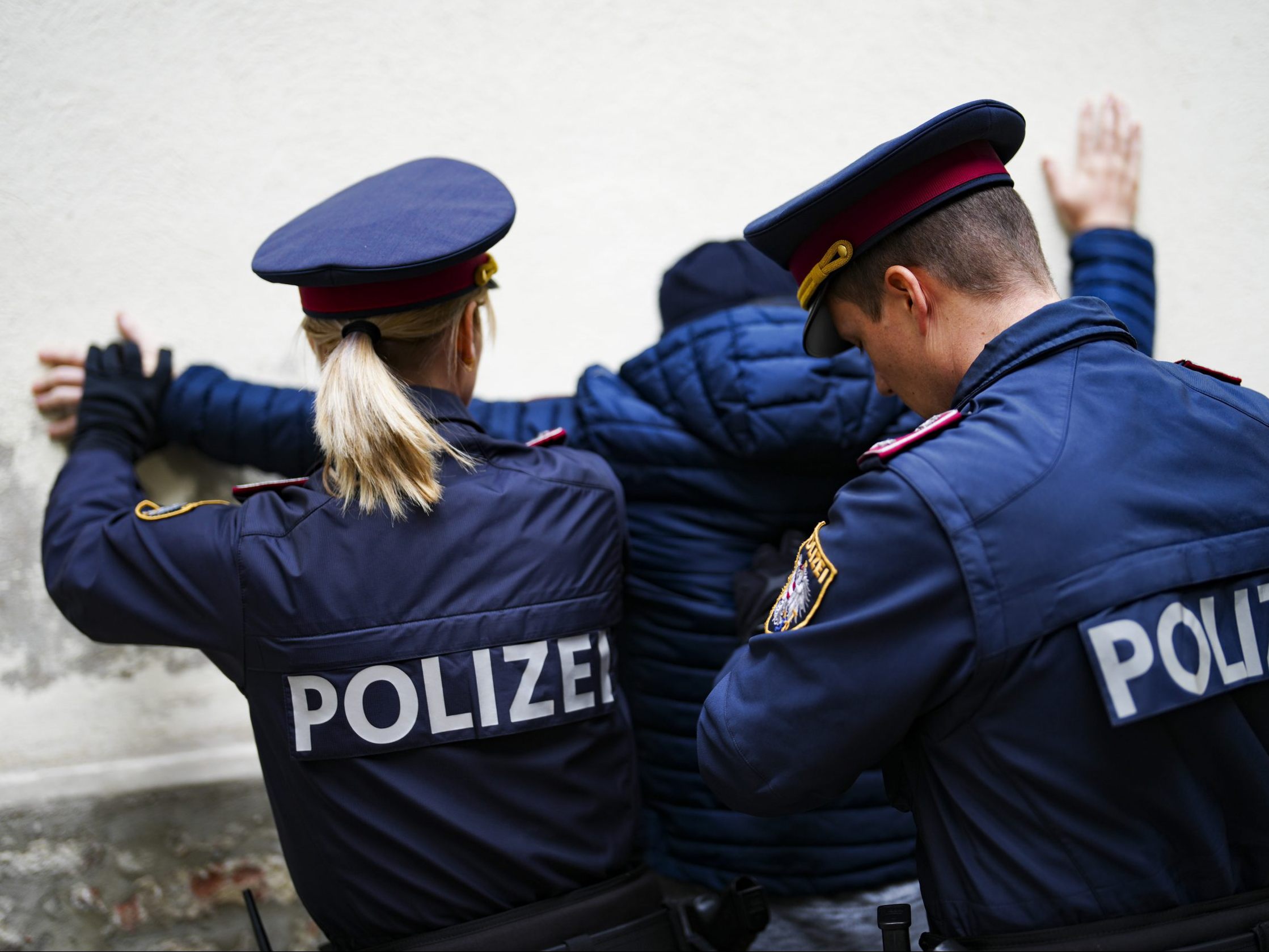 Ein 21-Jähriger wurde in Wien-Meidling nach dem Besuch bei der Bank überfallen. Ein 21-Jähriger wurde in Wien-Meidling nach dem Besuch bei der Bank überfallen.