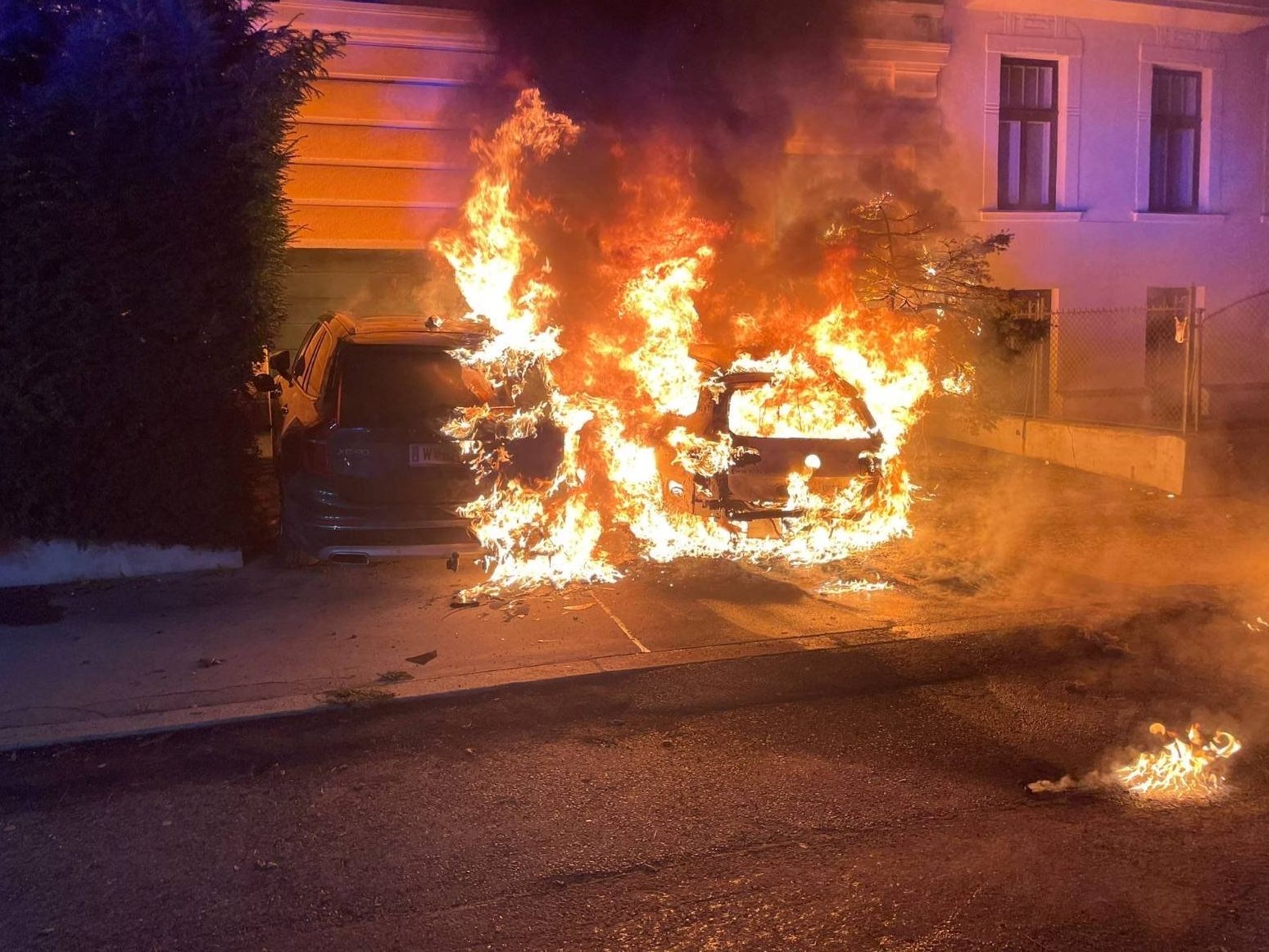 In der Nacht auf Mittwoch brannte ein Auto in Wien-Hietzing komplett aus.