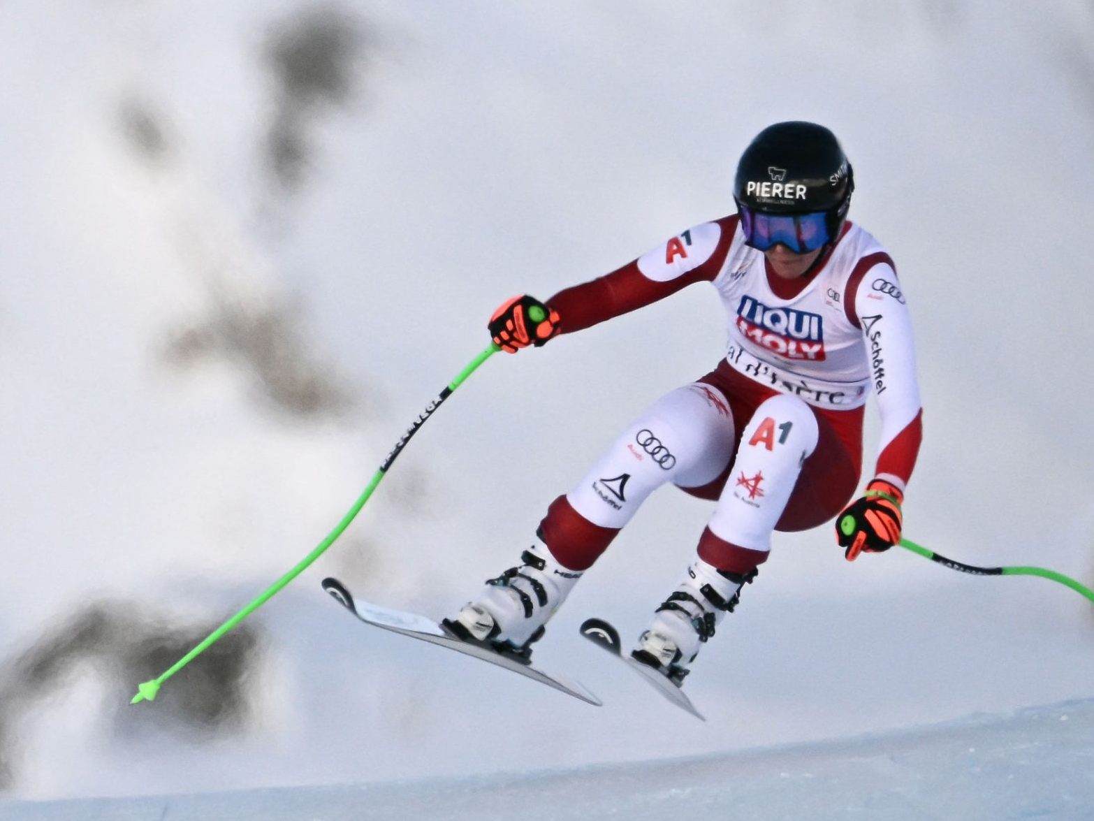 Cornelia Hütter schafft es in Val d'Isere aufs Abfahrts-Podest.