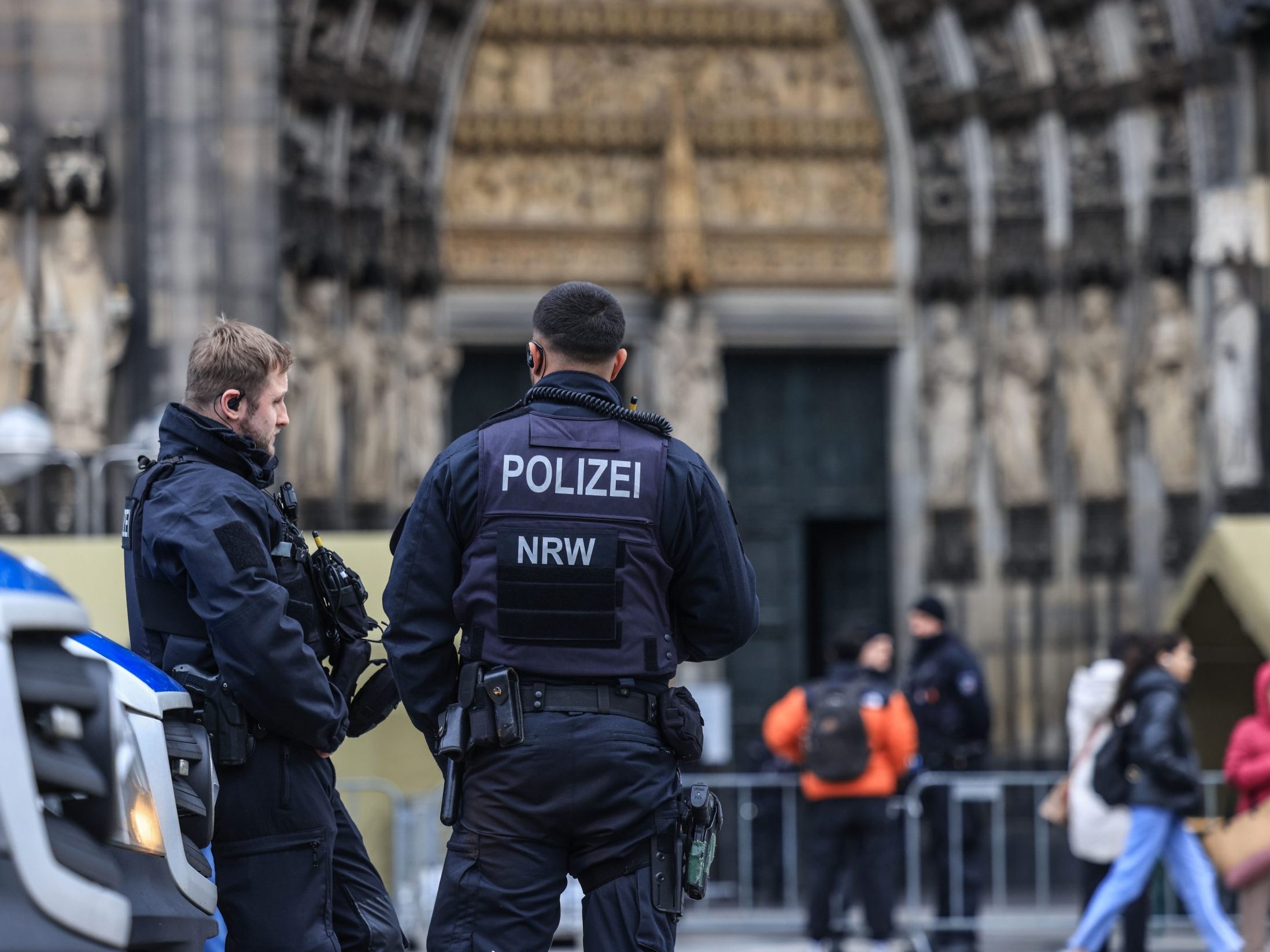 Nach dem Terror-Alarm um den Kölner Dom wurden drei weitere Verdächtige festgenommen. Nach dem Terror-Alarm um den Kölner Dom wurden drei weitere Verdächtige festgenommen.