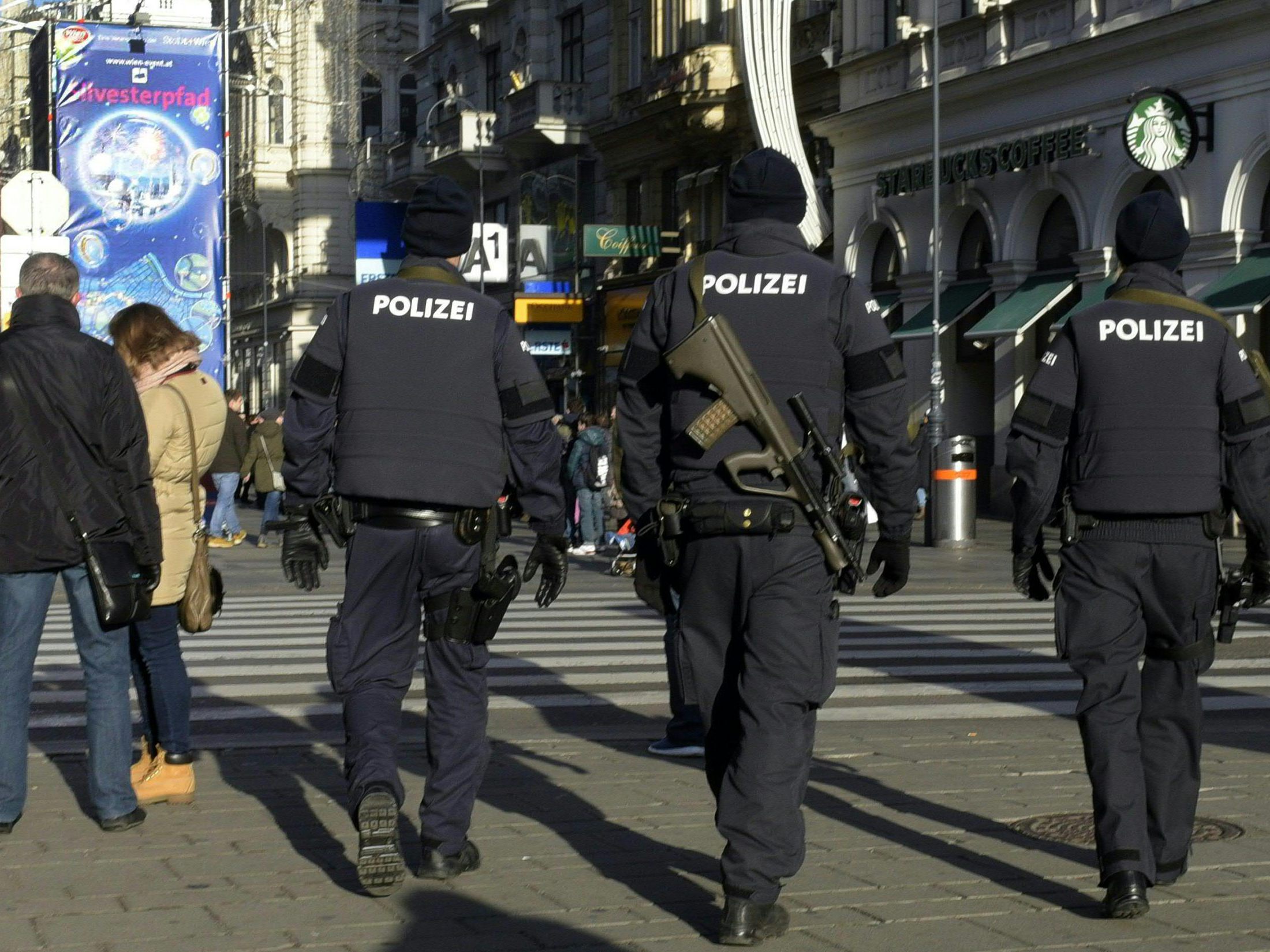 Verstärkter Polizei-Einsatz zu Silvester in ganz Österreich. Verstärkter Polizei-Einsatz zu Silvester in ganz Österreich.