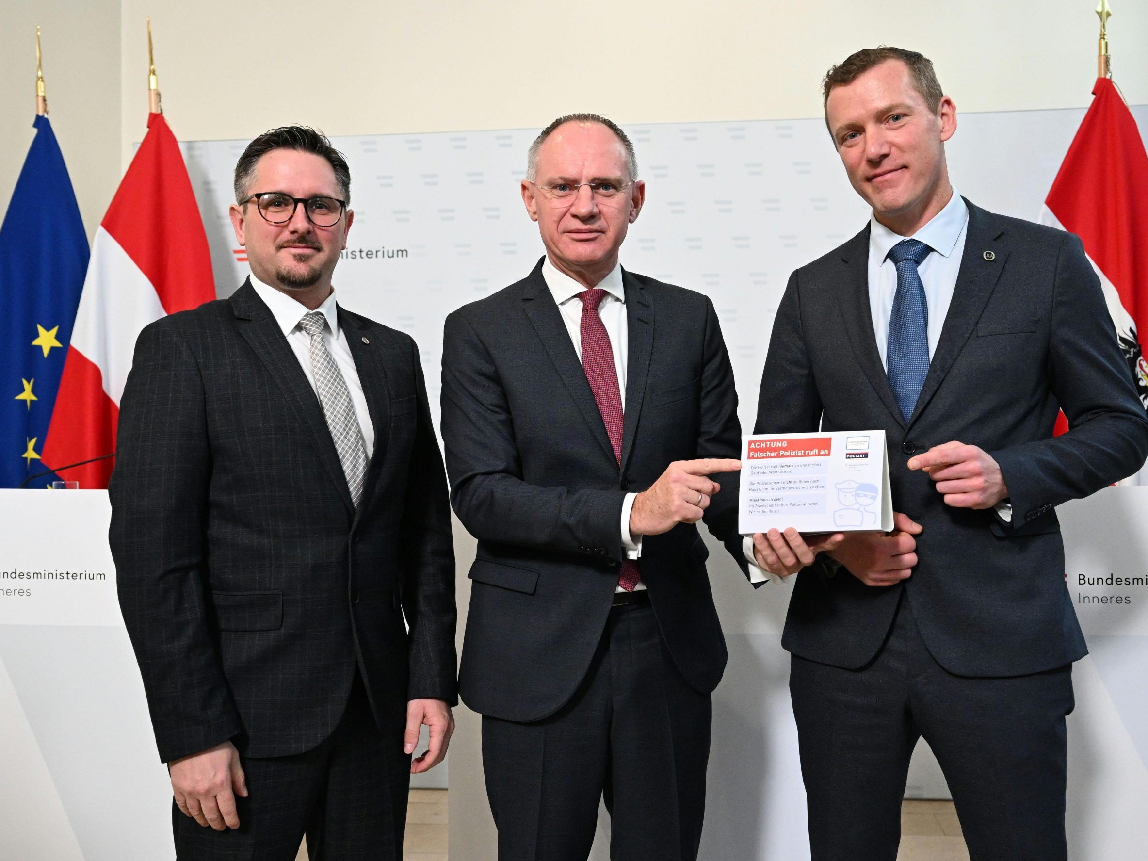 Das Innenministerium warnte in einer Pressekonferenz am Dienstag vor vermehrtem Trickbetrug zu Weihnachten. Das Innenministerium warnte in einer Pressekonferenz am Dienstag vor vermehrtem Trickbetrug zu Weihnachten.