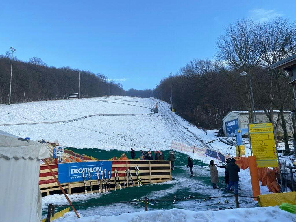 Die aus recyceltem Kunststoff bestehende Mattenpiste ist seit Anfang Dezember in Betrieb. Die aus recyceltem Kunststoff bestehende Mattenpiste ist seit Anfang Dezember in Betrieb.